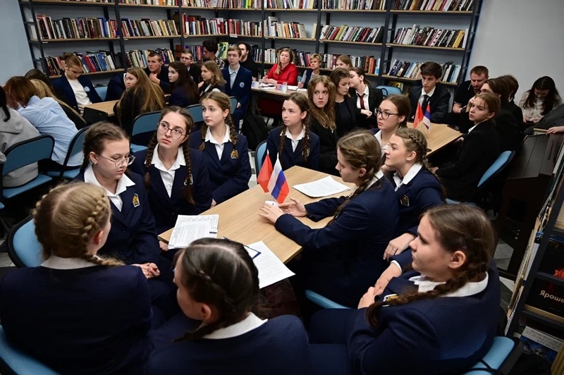 Постер для новости &laquo;В Библиотеке на Карповке прошла деловая игра «Добавить в избранное. Точка притяжения»&raquo;