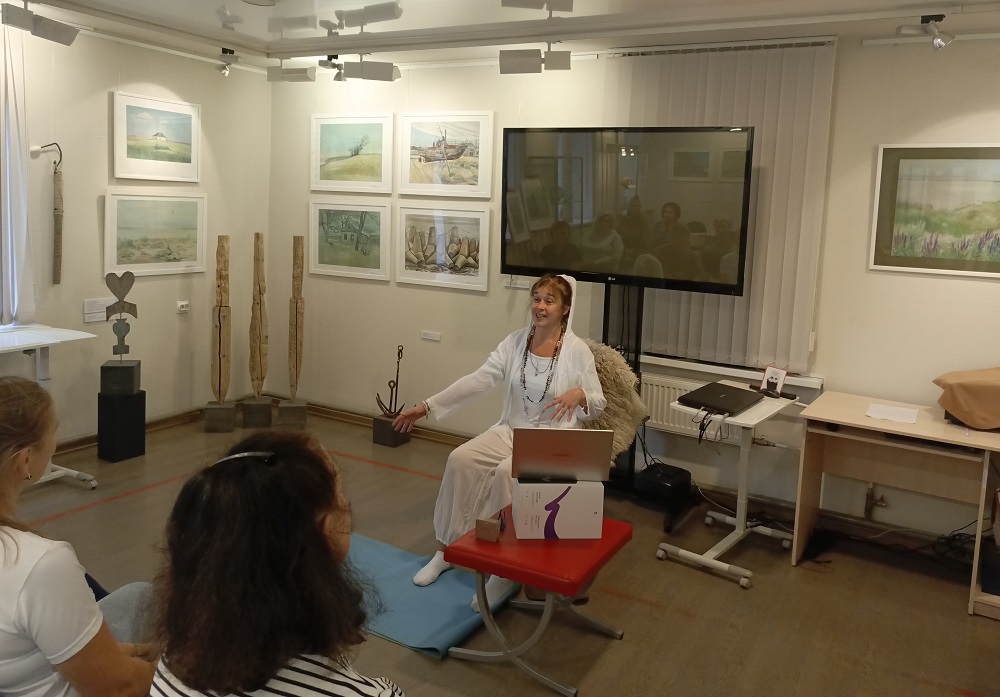 Постер для новости «Йога на стульях в Библиотеке Кировских островов»