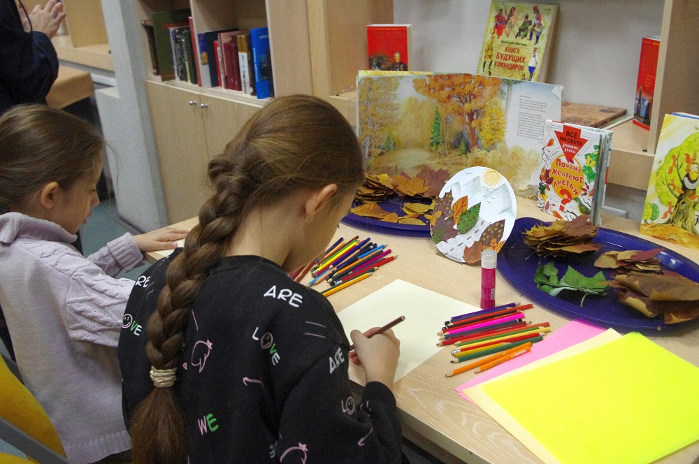 Постер для новости &laquo;Раскрасьте свою осень в 3-й районной библиотеке&raquo;