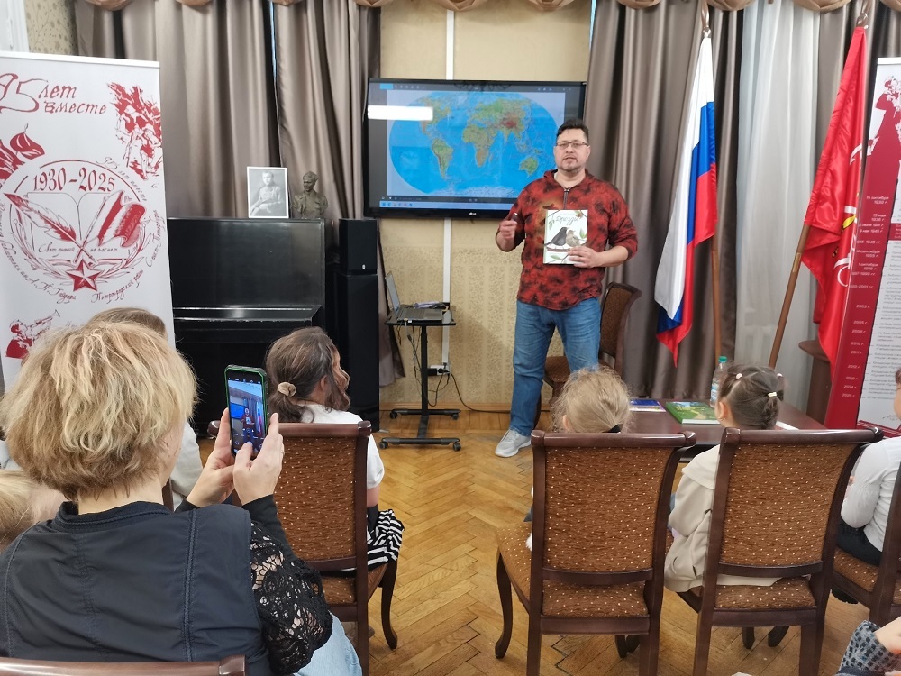 Постер для новости «Писатель и орнитолог Виталий Симуткин презентовал в библиотеке новую книгу»