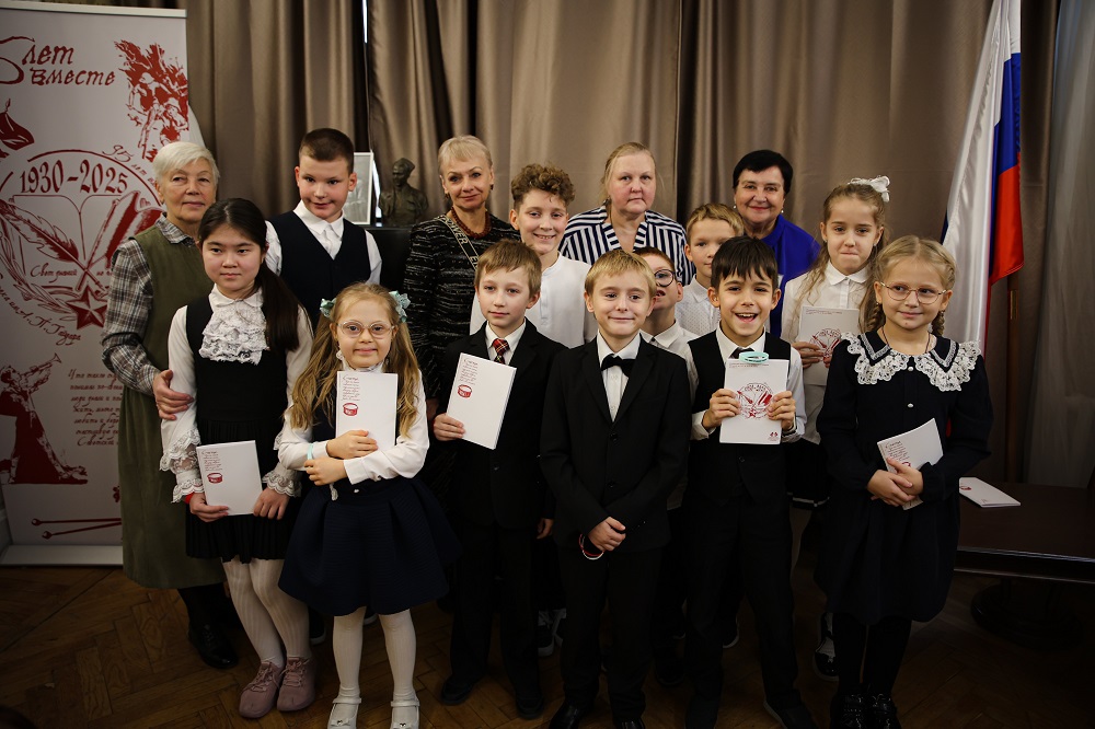 Постер для новости &laquo;Разукрасим мир стихами&raquo;