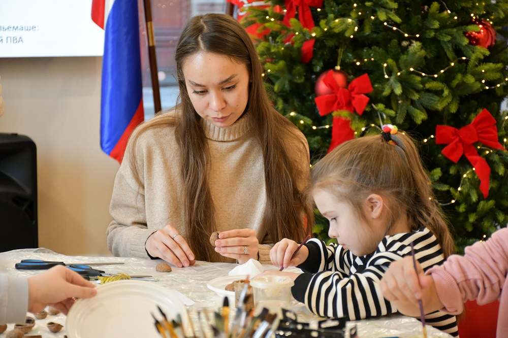 Постер для новости &laquo;Украшения на ёлку своими руками: мастер-класс в Библиотеке Ленина&raquo;