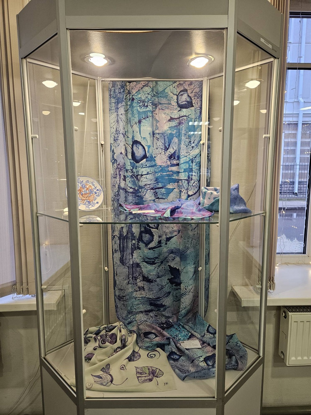 Постер для новости &laquo;В Библиотеке Кировских островов открылась выставка батика «Сквозь призму зимы»&raquo;