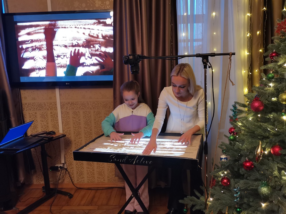 Постер для новости &laquo;Новогодняя программа Юношеской библиотеки имени А. П. Гайдара завершилась песочным спектаклем&raquo;