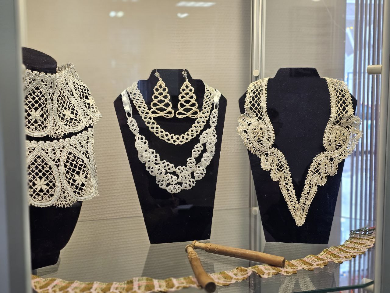 Постер для новости &laquo;Об истории вышивки и кружевоплетения рассказали в Библиотеке Кировских островов&raquo;