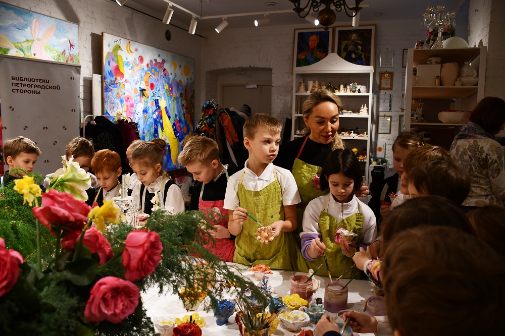 Постер для новости &laquo;Юные мастера Петроградской стороны завершили роспись «Цветов Победы»&raquo;