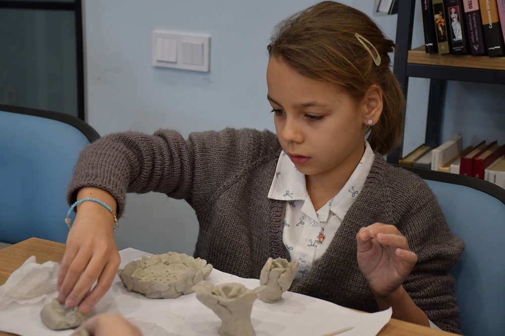 Постер для новости &laquo;Тепло рук и сердец петроградских школьников&raquo;