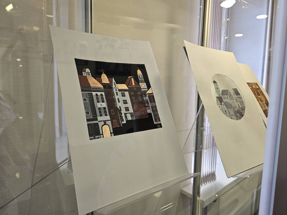 Постер для новости &laquo;«Золото городов»: в Библиотеке Кировских островов открылась новая выставка&raquo;