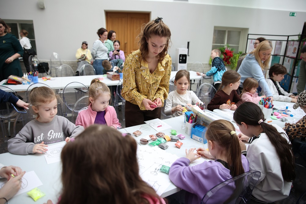 Постер для новости &laquo;Эрмитаж открыл Неделю детской книги: юные петербуржцы отправились в сказочное путешествие&raquo;