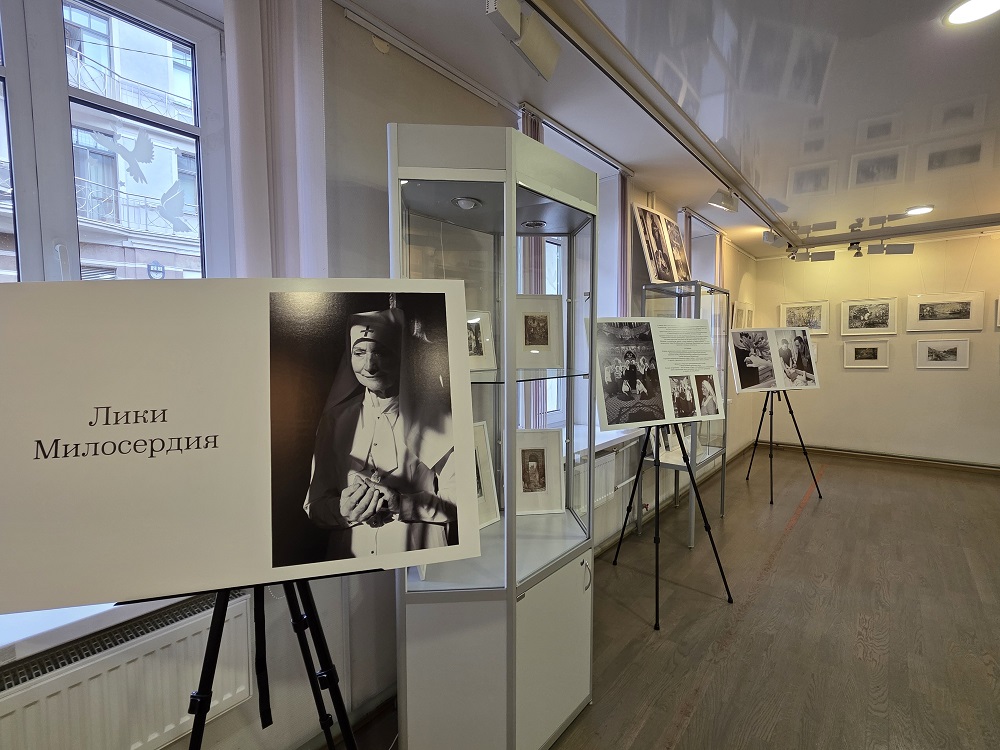 Постер для новости &laquo;В Библиотеке Кировских островов открылась фотовыставка «Лики милосердия»&raquo;