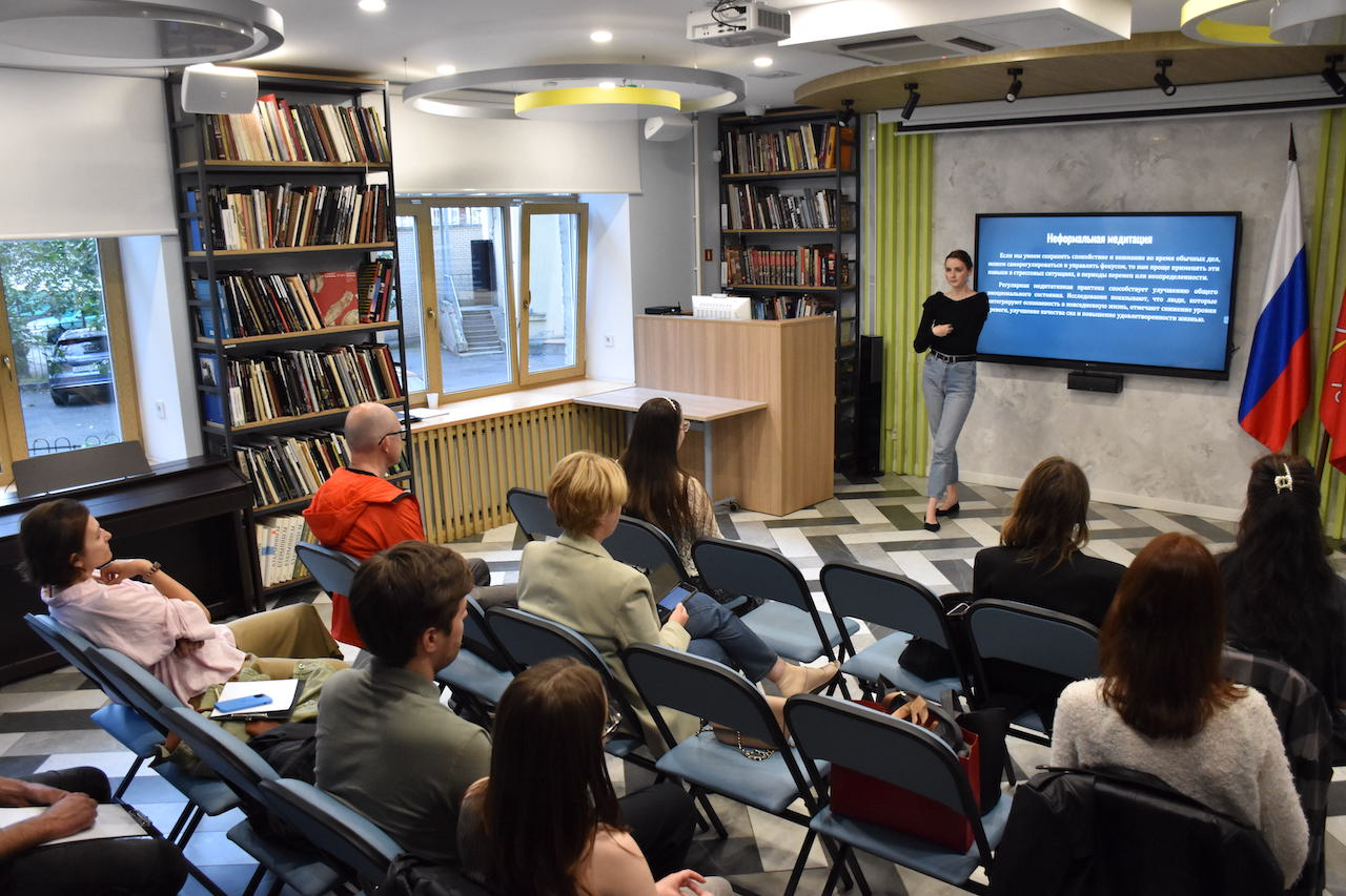 Постер для новости &laquo;«Искусство фланирования» в библиотеке на Карповке&raquo;