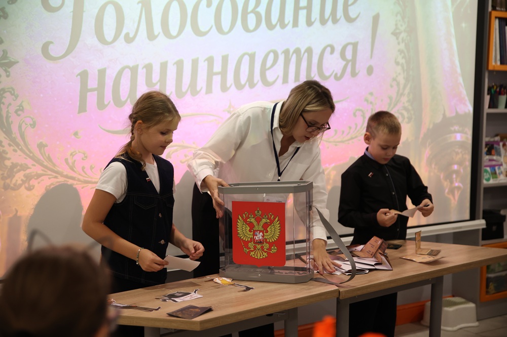 Постер для новости &laquo;Юные читатели Петроградского района выбрали правителя Царства Чтения&raquo;