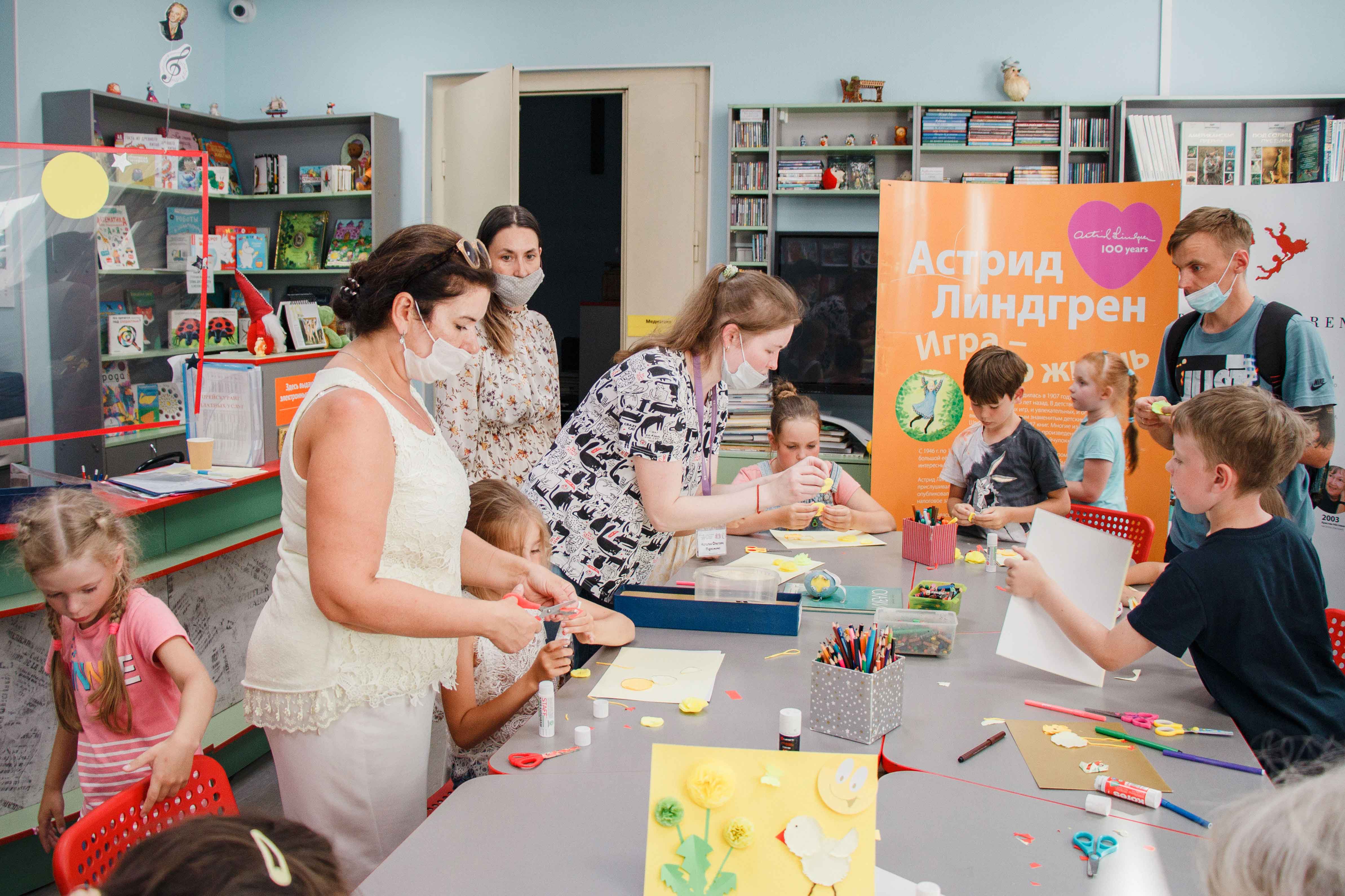 Постер для новости «В Центральной детской библиотеке поиграли в разноцветные сказки»