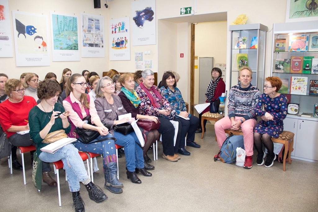 Посетители занятия, посвященного шведской книге-картинке