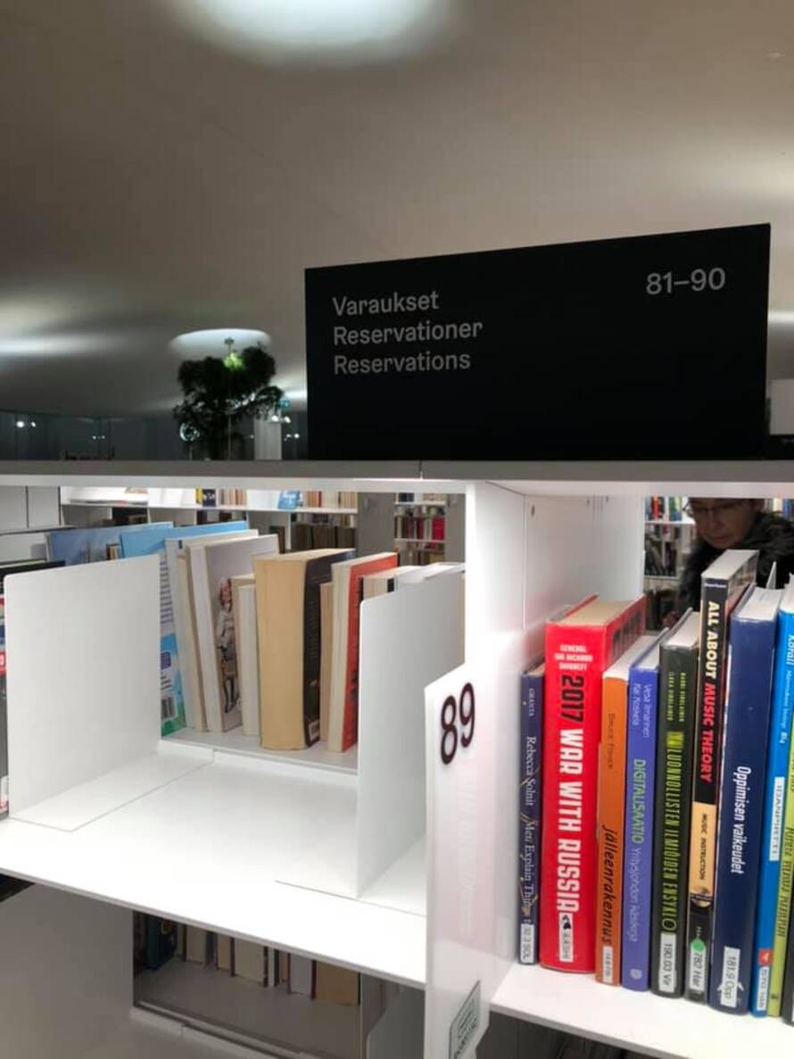 Многие петербуржцы бывали в Хельсинки (Финляндия), где в 3 минутах от железнодорожного вокзала находится городская библиотека «Oodi».