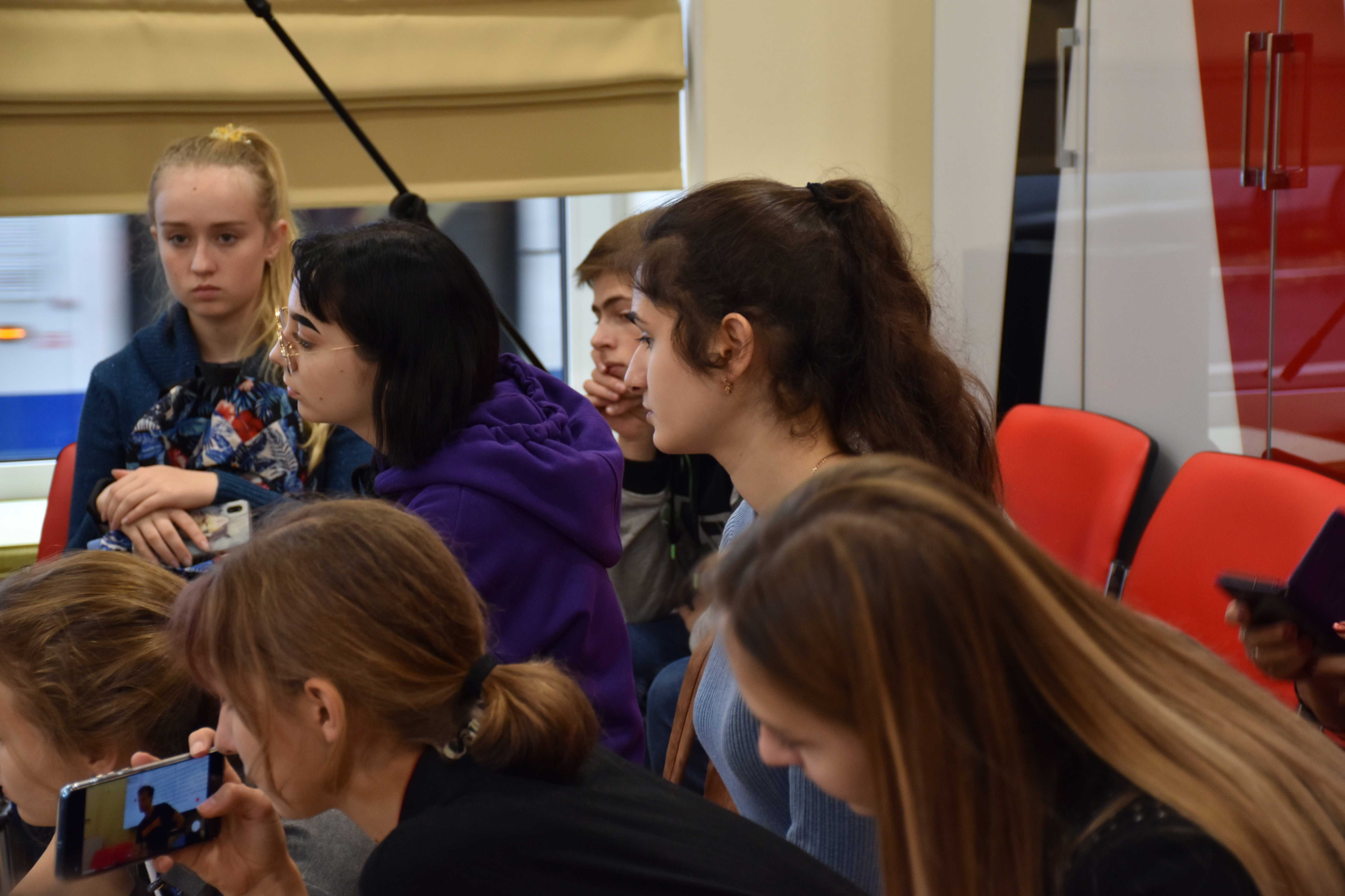 В середине октября в Санкт-Петербурге проходил VIII Городской конкурс редколлегий школьных СМИ «Журналистский марафон». Тема конкурса приурочена к Году театра – «Пропуск в Закулисье». Участниками стали команды школ города и области в возрасте от 13 до 18 лет. Традиционно конкурс проходил в три этапа: - мастер-классы по написанию проблемных статей, верстке газет, созданию мультимедийных лонгридов; - cбор материалов по заданию организаторов конкурса; - создание конкурсных газет, подготовка медиапроектов. Обновленная Библиотека им. В.И. Ленина (ул. Воскова, д.2) была рада встрече с участниками «Журналистского марафона». Именно здесь проходила встреча с актерами петербургских театров, которые с удовольствием рассказали о себе и своей работе. Юных журналистов в библиотеке ждала встреча с Валентином Воробьёвым (Театр Поколений), Александром Мицкевичем (Александринский театр), Вячеславом Коробициным (Театр «Приют комедианта»), Артуром Козиным (АМДТ «Театр Европы»), Максимом Мельманом (Детский Интеграционный Театр «КУКЛЫ»). 123 участника «Журналистского марафона» смогли не только пообщаться, но и взять интервью у молодых актеров.