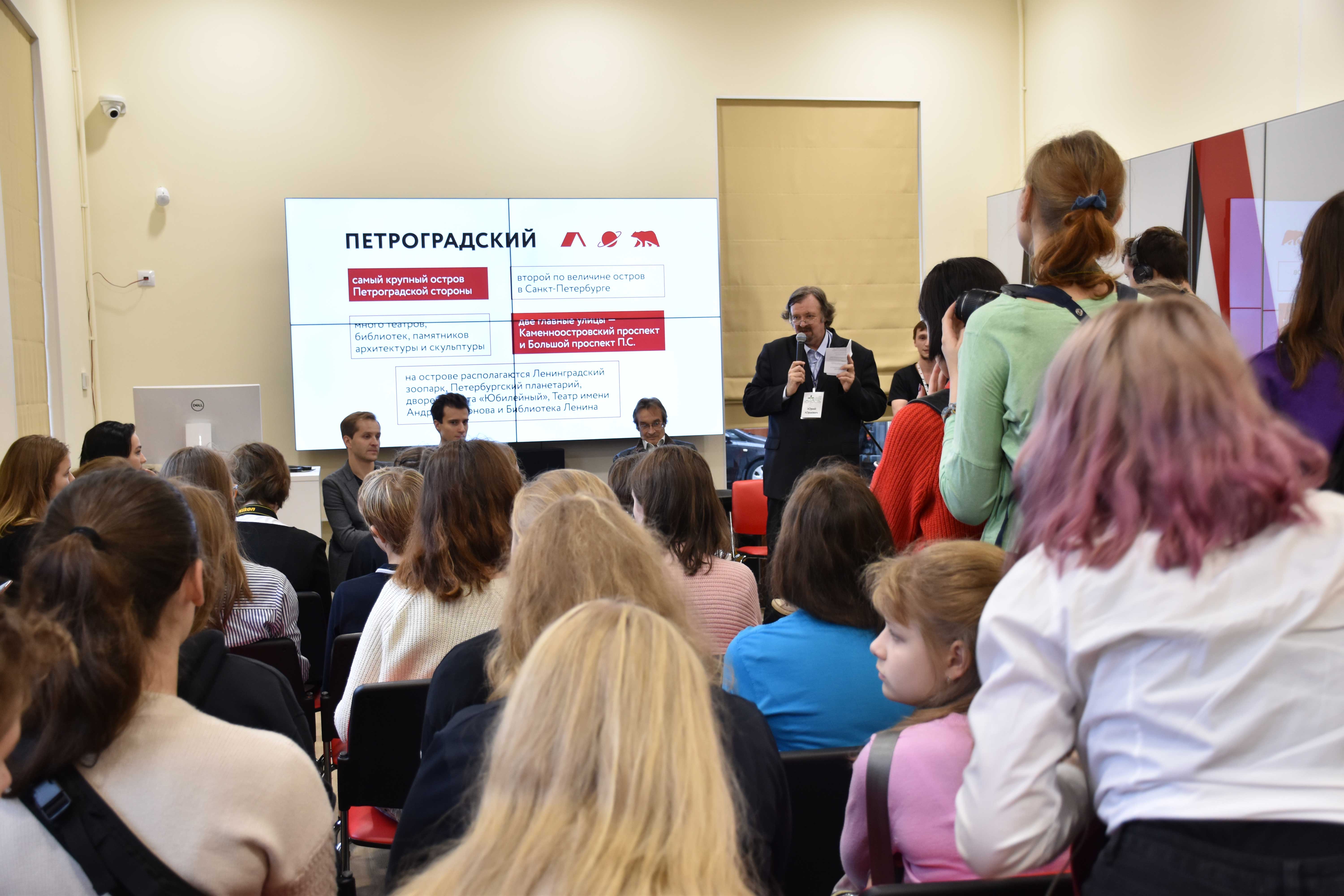 В середине октября в Санкт-Петербурге проходил VIII Городской конкурс редколлегий школьных СМИ «Журналистский марафон». Тема конкурса приурочена к Году театра – «Пропуск в Закулисье». Участниками стали команды школ города и области в возрасте от 13 до 18 лет. Традиционно конкурс проходил в три этапа: - мастер-классы по написанию проблемных статей, верстке газет, созданию мультимедийных лонгридов; - cбор материалов по заданию организаторов конкурса; - создание конкурсных газет, подготовка медиапроектов. Обновленная Библиотека им. В.И. Ленина (ул. Воскова, д.2) была рада встрече с участниками «Журналистского марафона». Именно здесь проходила встреча с актерами петербургских театров, которые с удовольствием рассказали о себе и своей работе. Юных журналистов в библиотеке ждала встреча с Валентином Воробьёвым (Театр Поколений), Александром Мицкевичем (Александринский театр), Вячеславом Коробициным (Театр «Приют комедианта»), Артуром Козиным (АМДТ «Театр Европы»), Максимом Мельманом (Детский Интеграционный Театр «КУКЛЫ»). 123 участника «Журналистского марафона» смогли не только пообщаться, но и взять интервью у молодых актеров.