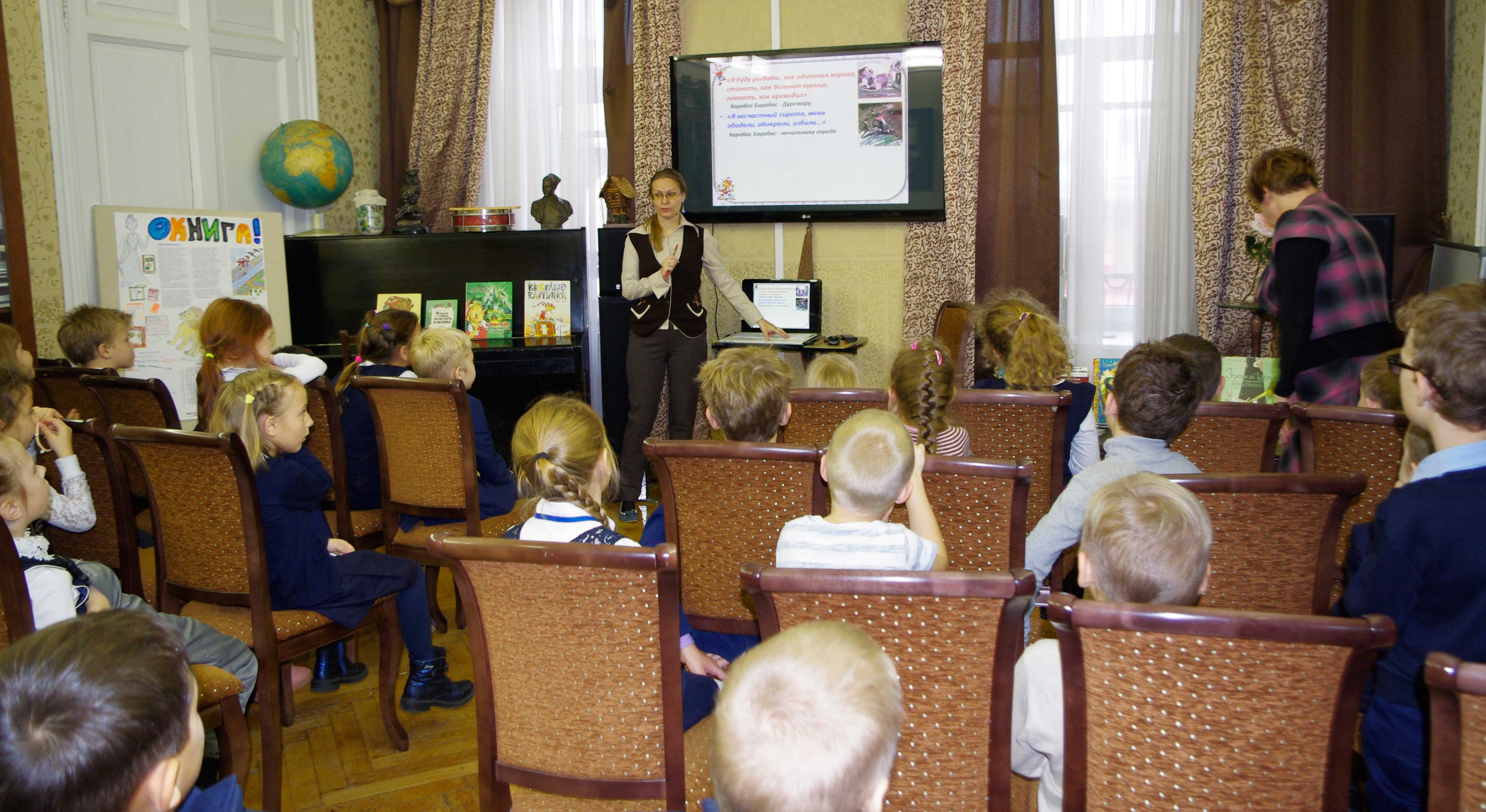 18 октября Юношескую библиотеку им. А.П. Гайдара посетили учащиеся первого «А» класса № 77 школы Петроградского района. В рамках программы литературных занятий «Час сказки» дети познакомились с творчеством Алексея Николаевича Толстого, поучаствовали в викторине по повести «Золотой ключик, или Приключения Буратино», посмотрели замечательные иллюстрации разных изданий книги. Первое издание было оформлено художником Брониславом Малаховским в чёрно-белых иллюстрацииях. Позднее изображения Буратино и других героев книги были созданы Аминадавом Каневским, который в 1943 году создал серию чёрно-белых иллюстраций, а в 1950 году выполнил цветной вариант акварелью. Последующие издания иллюстрировались известными художниками, такими как Леонид Владимирский, Александр Кошкин, Анатолий Кокорин и Герман Огородников. Повесть-сказка «Золотой ключик, или Приключения Буратино» А.Н. Толстого написана по мотивам сказки Карло Коллоди «Приключения Пиноккио. История деревянной куклы». В августе 1935 года сказка была закончена и сдана в издательство «Детгиз». Тогда же, сказка начала печататься с продолжением в газете «Пионерская правда», и вскоре вышла отдельным изданием. В 1959 году на экранах появился мультфильм «Приключения Буратино». Сказка о Буратино А. Толстого неоднократно получала продолжение. Елена Яковлевна Данько написала сказочную повесть «Побеждённый Карабас», которая впервые увидела свет в 1941 году. В 1975 году Александр Кумма и Сакко Рунге выпустили книгу «Вторая тайна золотого ключика». Иллюстратор сказки Алексея Толстого, художник и писатель Леонид Викторович Владимирский, придумал свои сказки про деревянного мальчика: «Буратино ищет клад» и «Буратино в Изумрудном городе». Известный итальянский детский писатель, сказочник и журналист Джанни Родари в цикле «Сказки, у которых три конца» рассказал о «Хитром Буратино». Даже среди Весёлых человечков журнала «Веселые картинки» - Буратино самый любопытный персонаж.