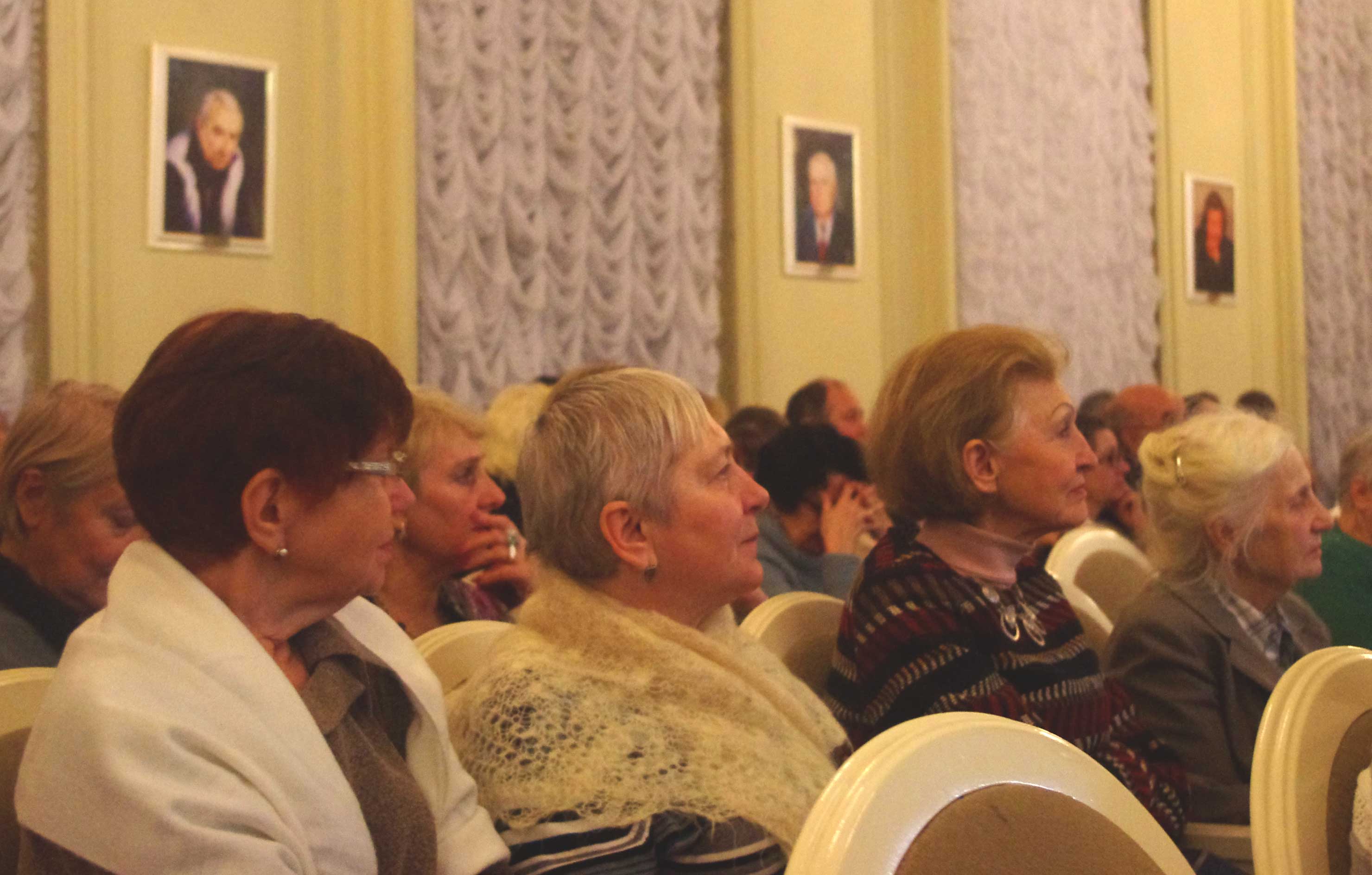 4 декабря в Белом зале Администрации Петроградского района состоялся творческий вечер поэта, писателя, барда, учёного-геофизика и океанолога Александра Моисеевича Городницкого. Встреча была организована по инициативе библиотеки им. Б. Лавренёва при поддержке Администрации Петроградского района.