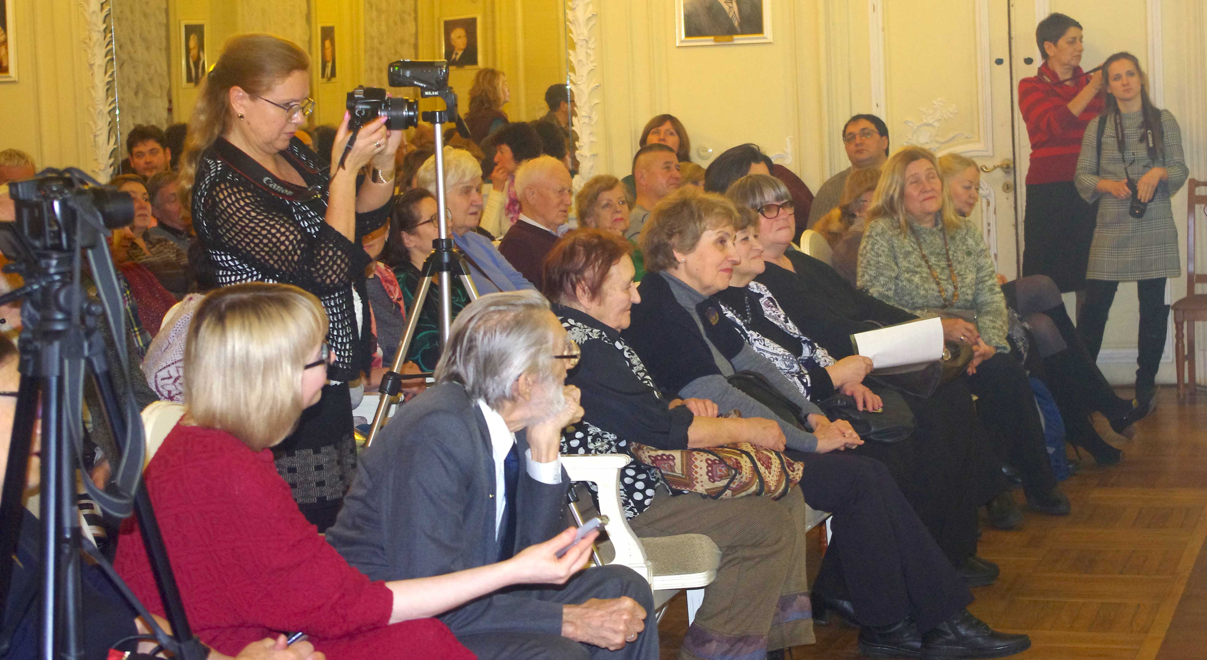 4 декабря в Белом зале Администрации Петроградского района состоялся творческий вечер поэта, писателя, барда, учёного-геофизика и океанолога Александра Моисеевича Городницкого. Встреча была организована по инициативе библиотеки им. Б. Лавренёва при поддержке Администрации Петроградского района.