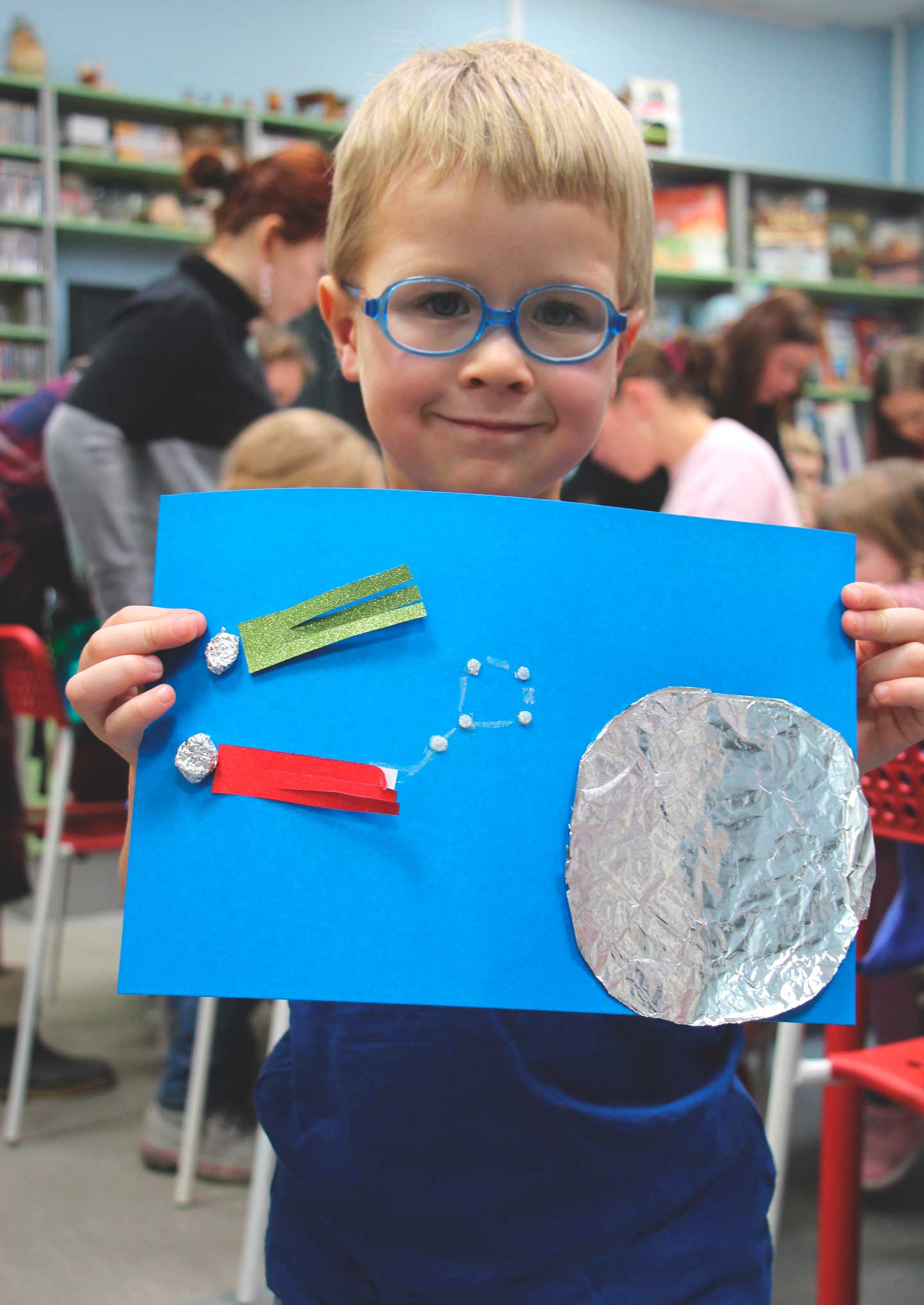 В Центральной детской библиотеке Петроградского района начались новогодние занятия! В декабре каждый четверг (кроме последнего четверга месяца) в уютном зале библиотеки встречаются дети от 3 до 7 лет вместе с родителями, чтобы почитать книги о приближающихся праздниках и зимних приятных хлопотах.