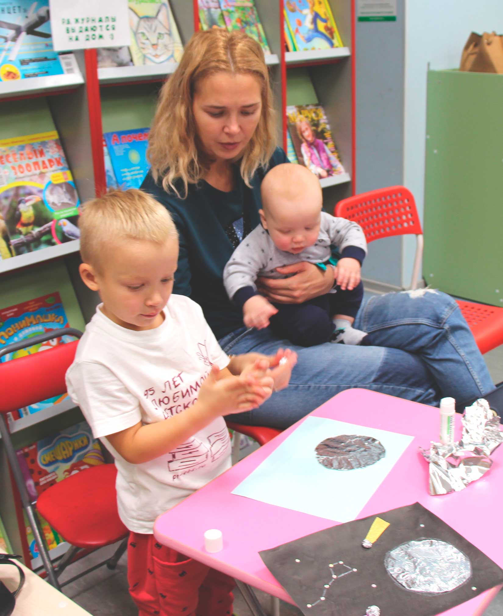 В Центральной детской библиотеке Петроградского района начались новогодние занятия! В декабре каждый четверг (кроме последнего четверга месяца) в уютном зале библиотеки встречаются дети от 3 до 7 лет вместе с родителями, чтобы почитать книги о приближающихся праздниках и зимних приятных хлопотах.