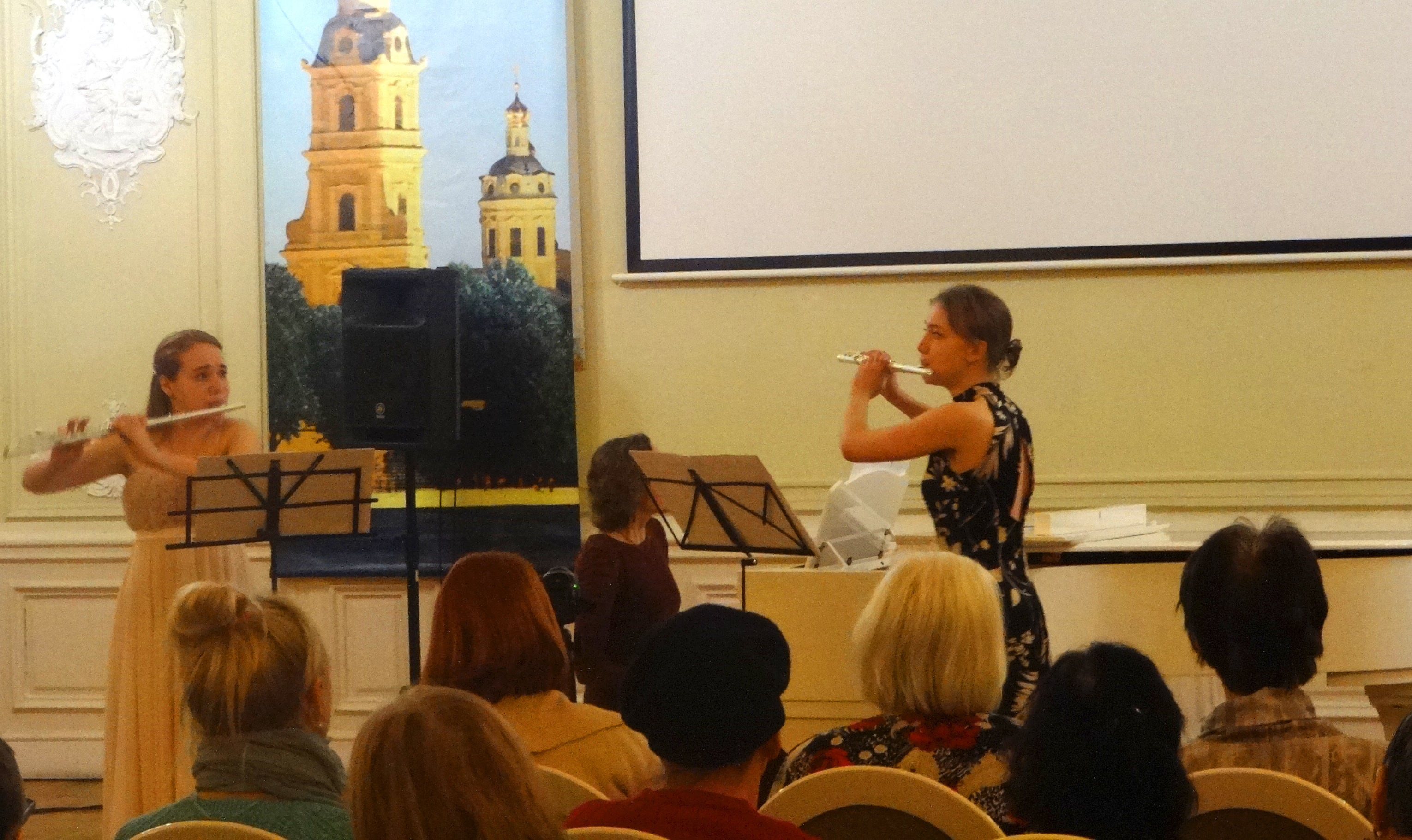 В Белом зале Администрации Петроградского района состоялся традиционный предновогодний концерт студентов Санкт-Петербургской государственной консерватории им. Н.А.Римского-Корсакова по классу флейты заслуженной артистки России Ольги Чернядьевой.