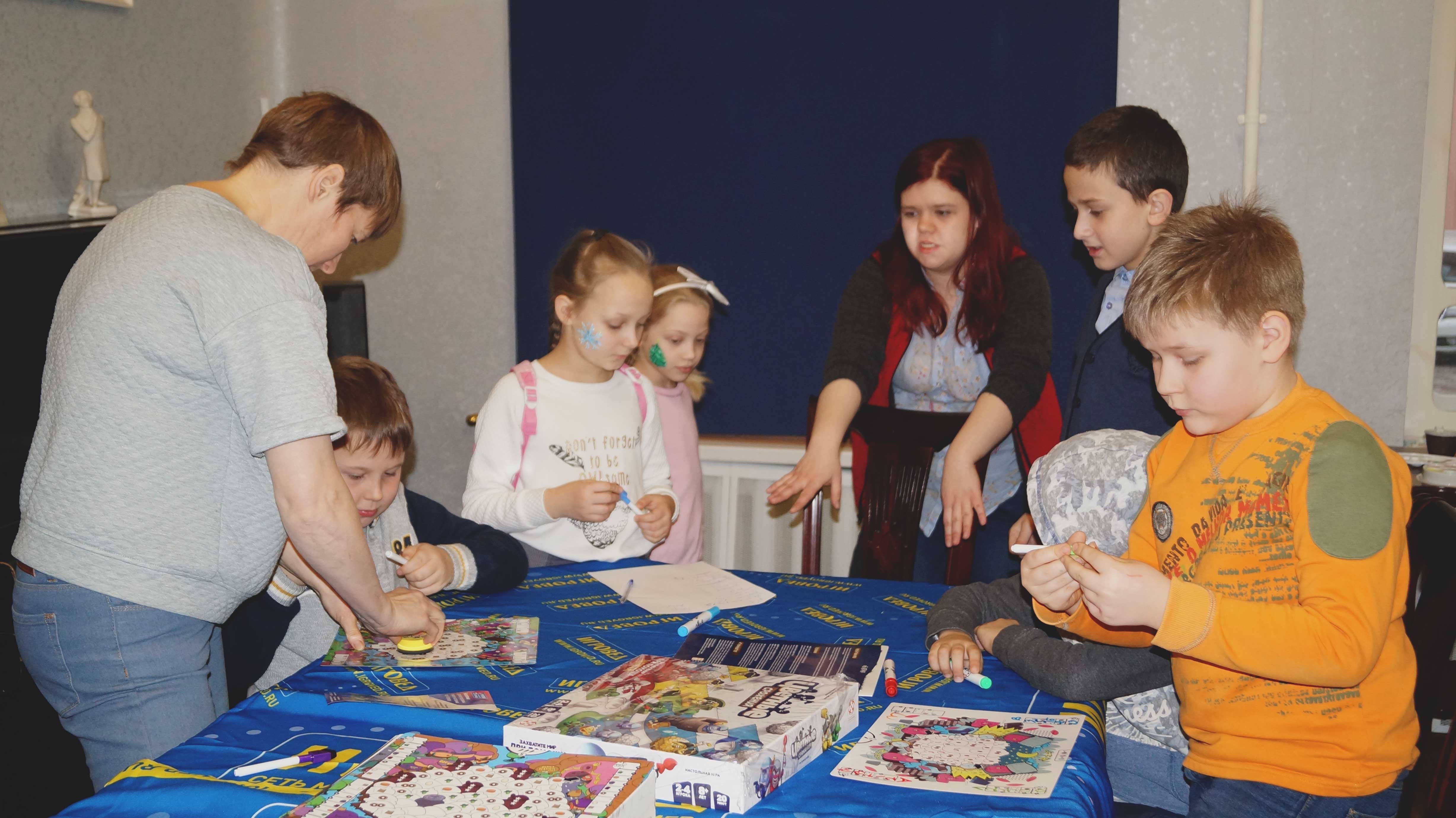 15 декабря в стенах Центральной районной библиотеки им. А.С.Пушкина (Большой пр.ПС, д.73, во дворе) прошла Большая новогодняя игротека – мероприятие, проведённое совместно с сетью магазинов настольных игр «ИГРОВЕД».