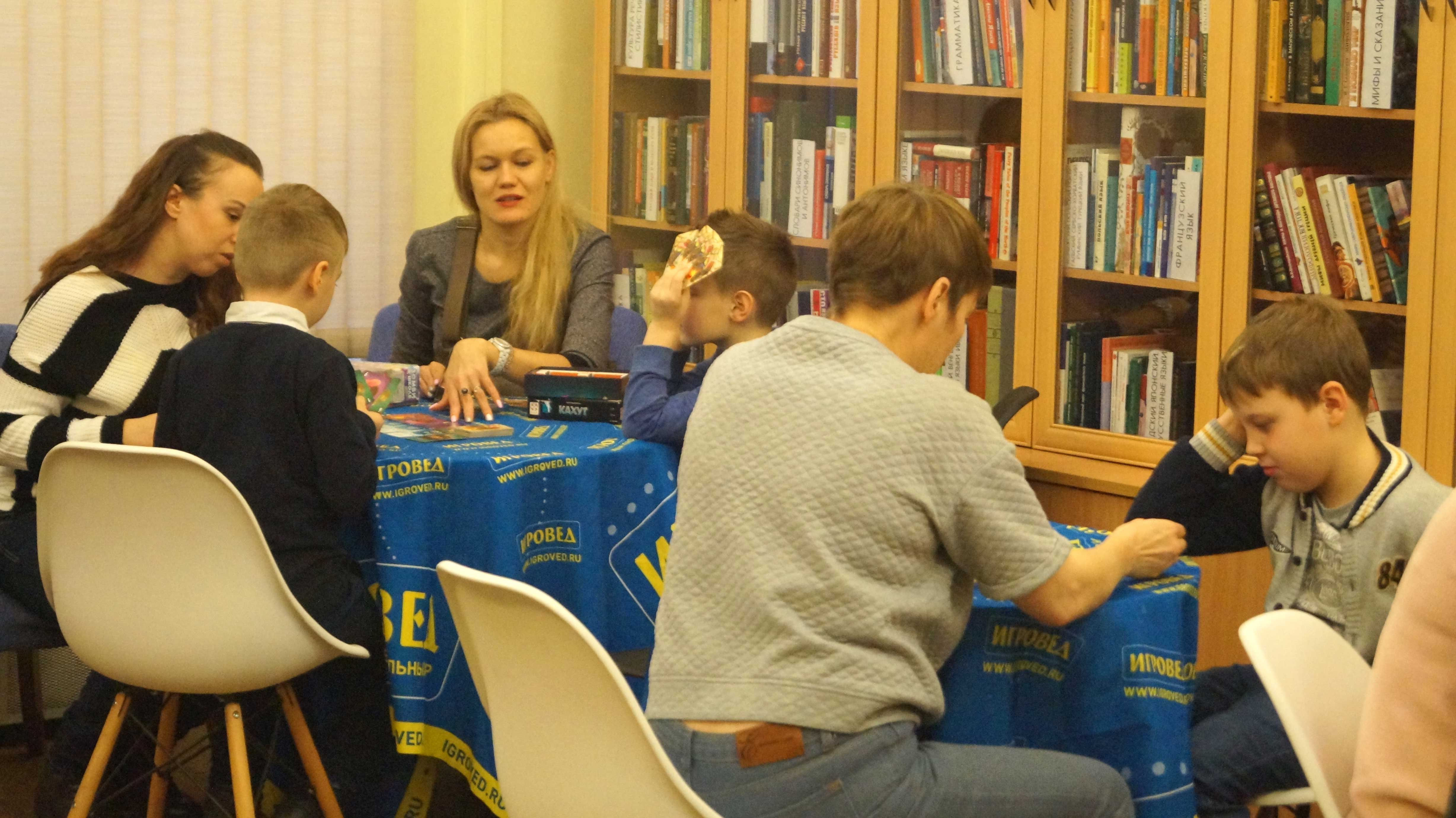 15 декабря в стенах Центральной районной библиотеки им. А.С.Пушкина (Большой пр.ПС, д.73, во дворе) прошла Большая новогодняя игротека – мероприятие, проведённое совместно с сетью магазинов настольных игр «ИГРОВЕД».