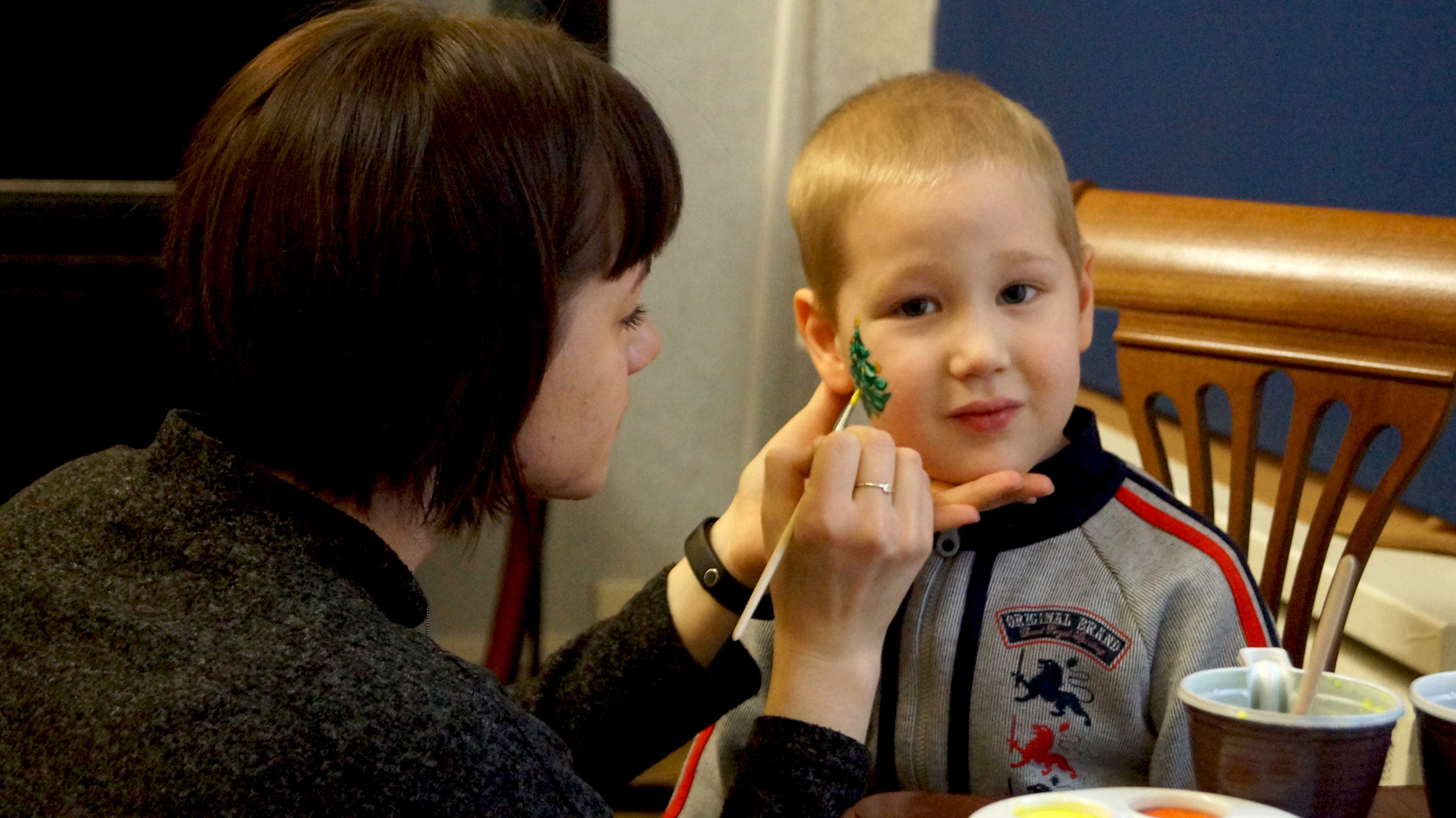 15 декабря в стенах Центральной районной библиотеки им. А.С.Пушкина (Большой пр.ПС, д.73, во дворе) прошла Большая новогодняя игротека – мероприятие, проведённое совместно с сетью магазинов настольных игр «ИГРОВЕД».