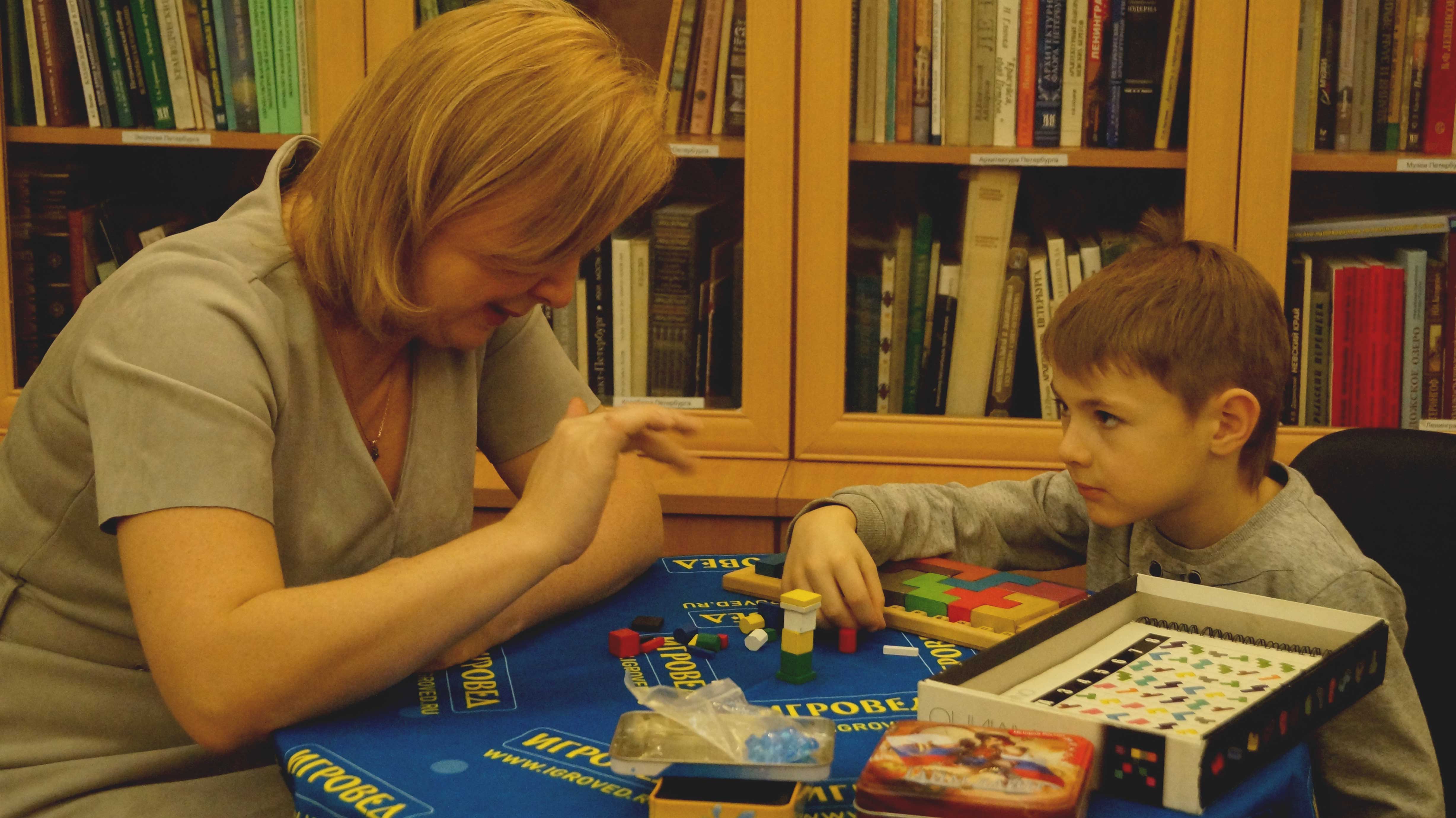 15 декабря в стенах Центральной районной библиотеки им. А.С.Пушкина (Большой пр.ПС, д.73, во дворе) прошла Большая новогодняя игротека – мероприятие, проведённое совместно с сетью магазинов настольных игр «ИГРОВЕД».