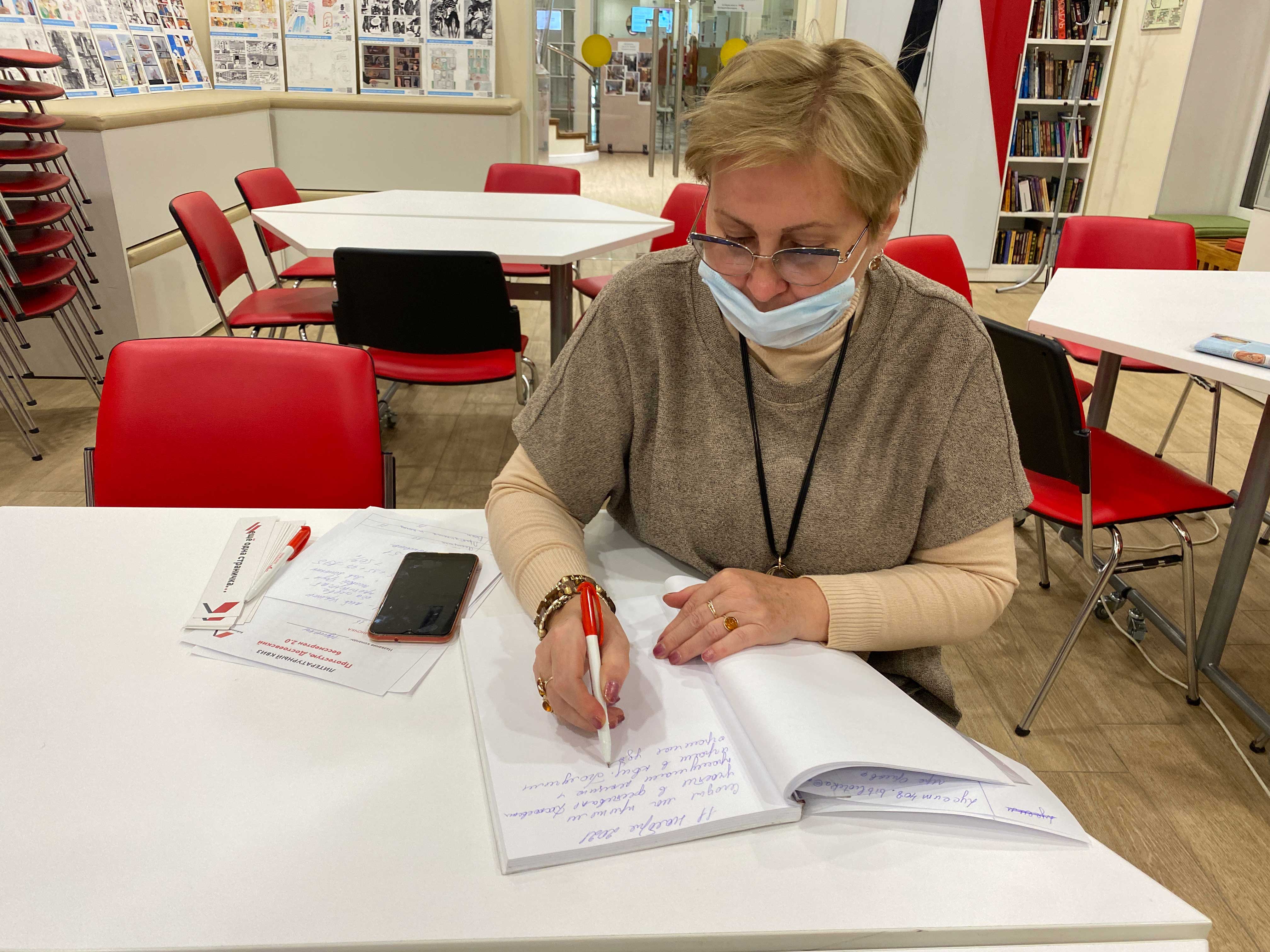 Читателей библиотеки ждала насыщенная и увлекательная программа фестиваля посвящённая 200-летию писателя, и… встреча с самим Родионом Раскольниковым