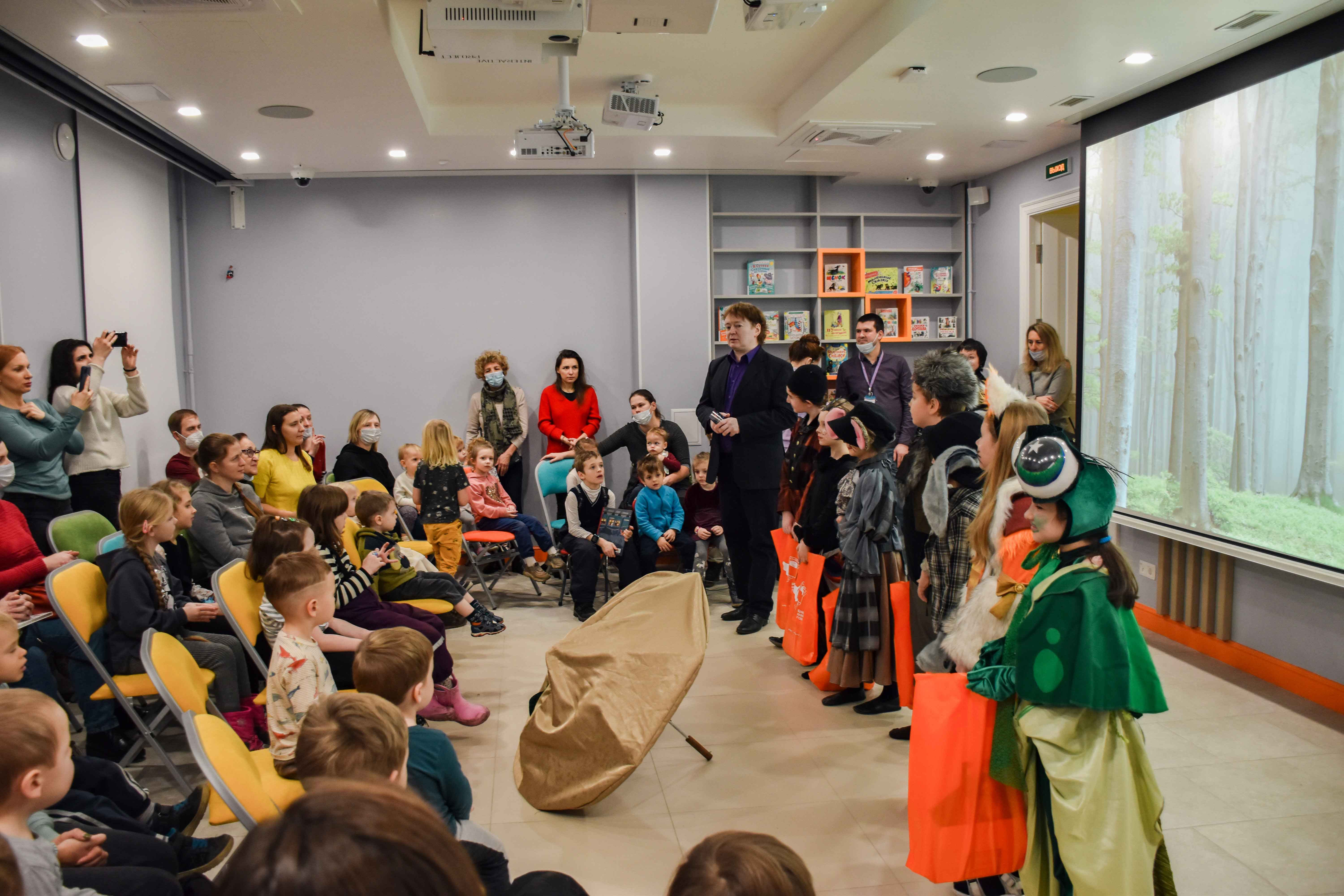 18 ноября в инновационном Центре детского чтения «Библиотека книжных героев» прошло интерактивное занятие для детей, посвящённое творчеству талантливого детского писателя, художника-иллюстратора и режиссёра-сценариста - Владимира Григорьевича Сутеева