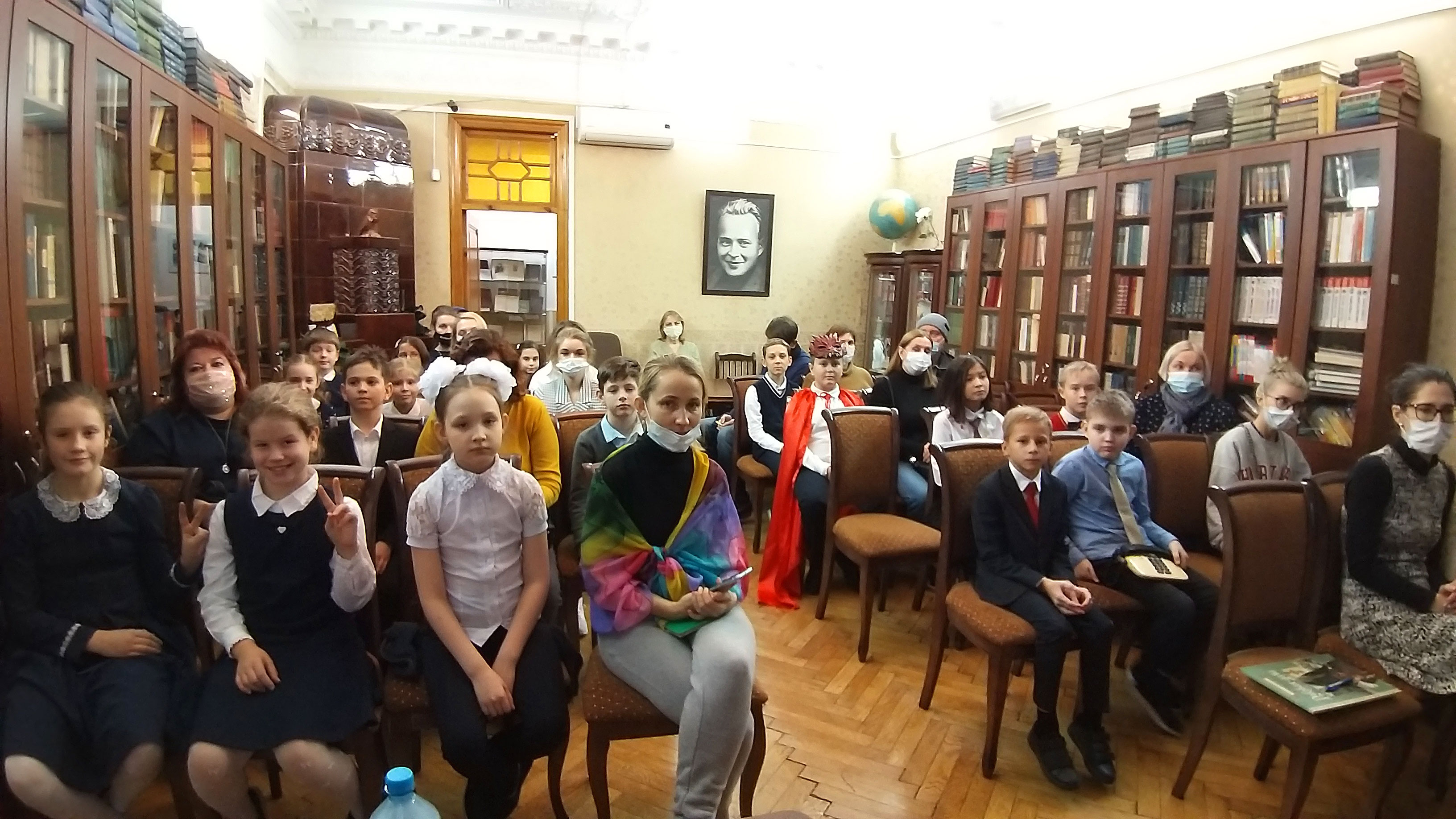 17-18 ноября в Юношеской библиотеке им. А. П. Гайдара проходил районный этап городского конкурса «Разукрасим мир стихами».