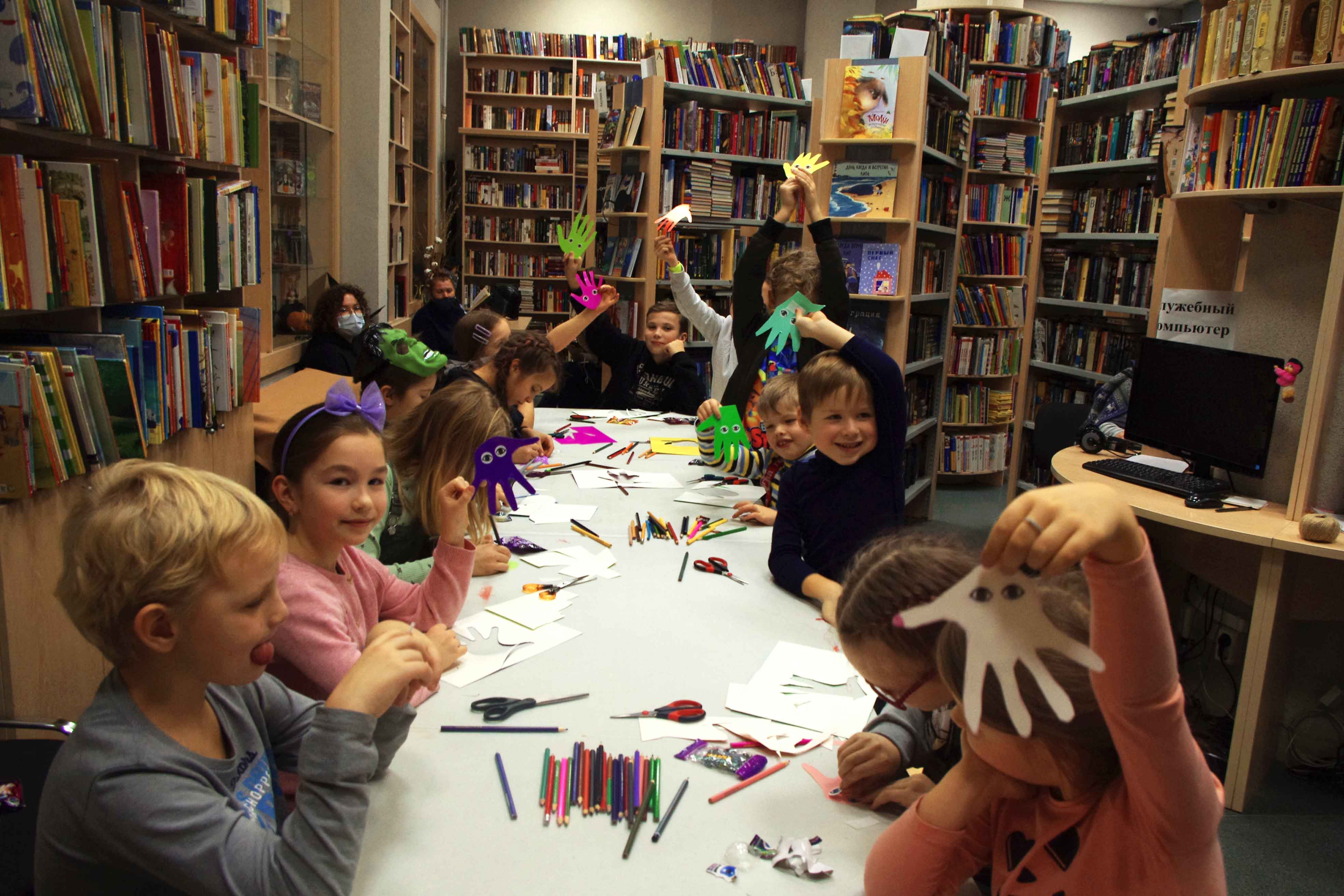 Для борьбы с кошмарами собрались в библиотеке на Троицкой площади маленькие смелые участники в воскресенье, 21 ноября.