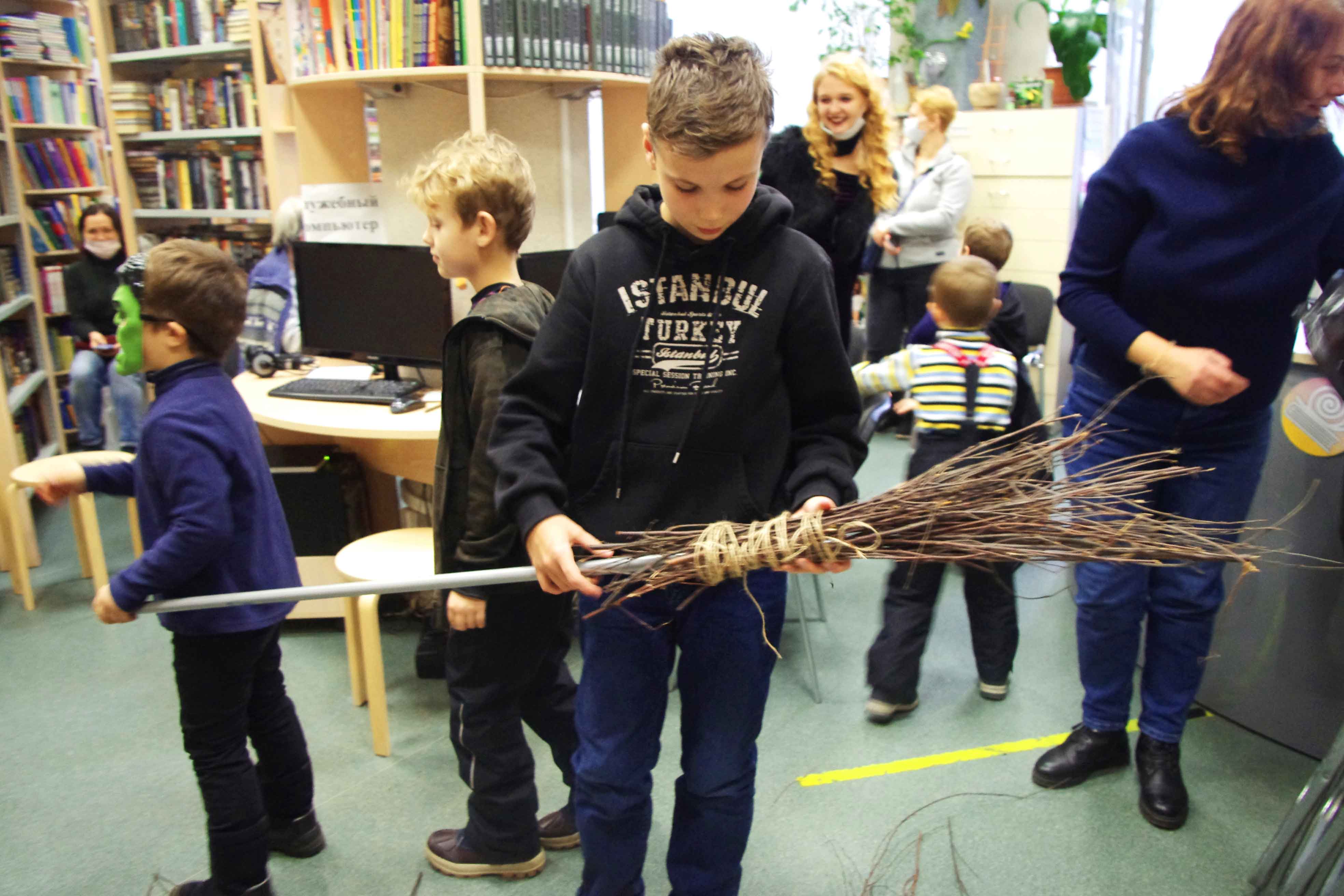 Для борьбы с кошмарами собрались в библиотеке на Троицкой площади маленькие смелые участники в воскресенье, 21 ноября.