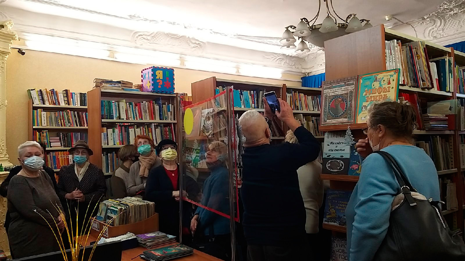 17 декабря в Юношескую библиотеку им. А. П. Гайдара пришли участники краеведческого кружка «На перекрестке эпох», который уже много лет работает в Социально-досуговом отделении граждан пожилого возраста в Василеостровском районе