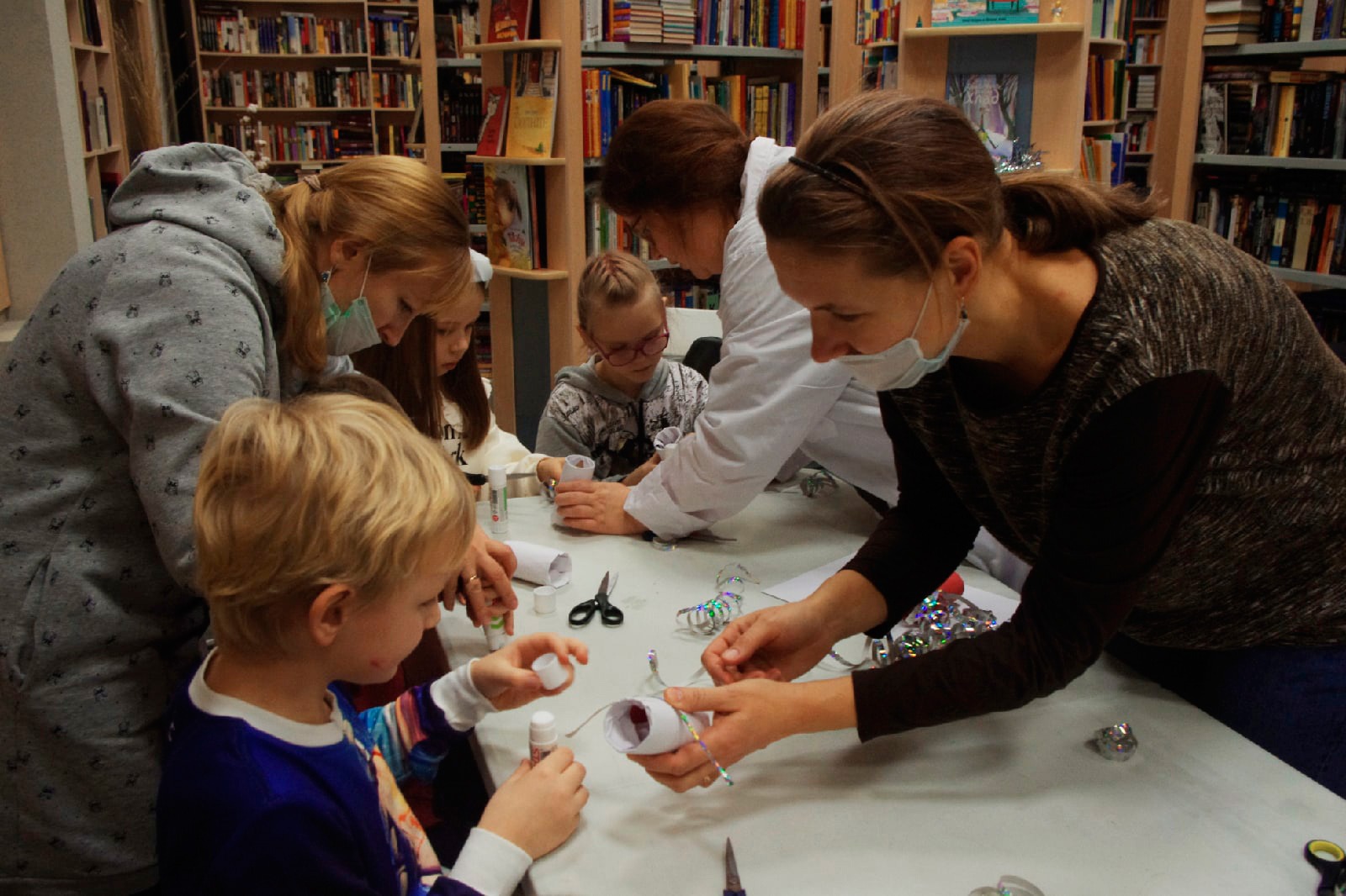 Зимняя хандра настигла снеговика Олафа, поэтому 19 декабря он собрал своих юных друзей в библиотеке на Троицкой площади (3-я районная).