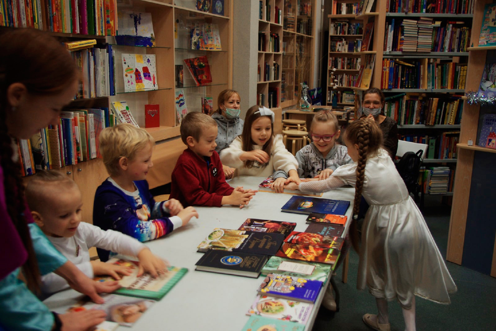 Зимняя хандра настигла снеговика Олафа, поэтому 19 декабря он собрал своих юных друзей в библиотеке на Троицкой площади (3-я районная).