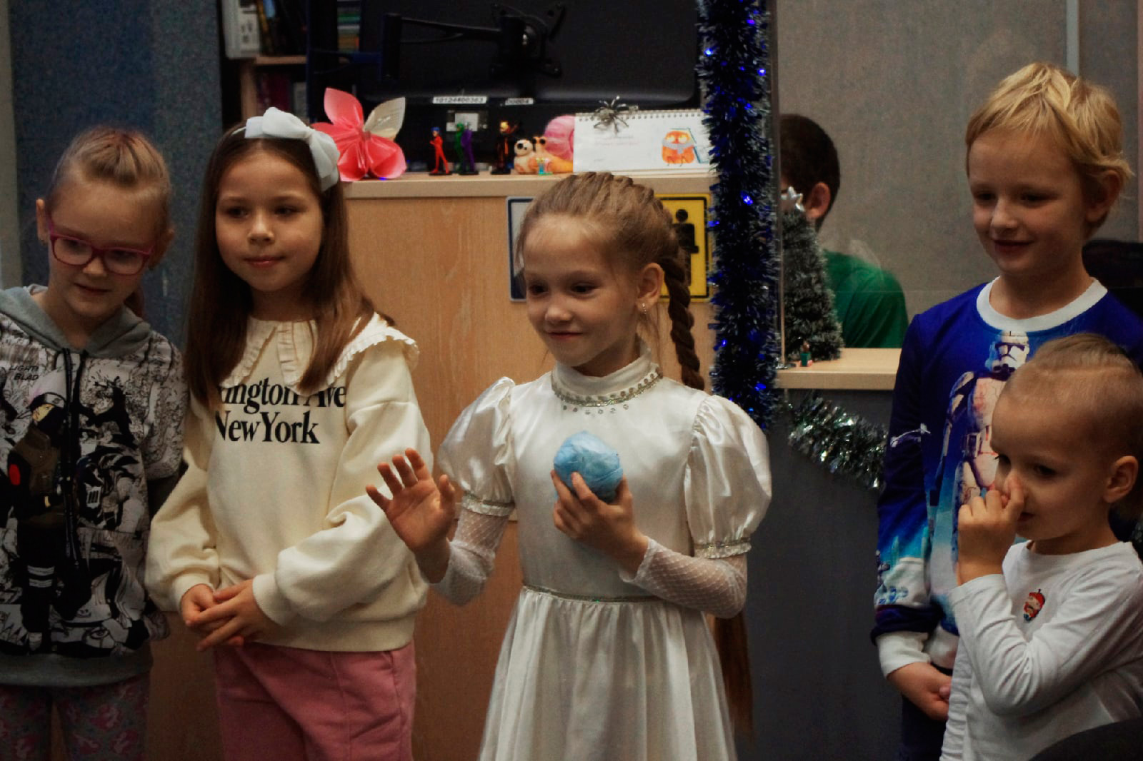 Зимняя хандра настигла снеговика Олафа, поэтому 19 декабря он собрал своих юных друзей в библиотеке на Троицкой площади (3-я районная).