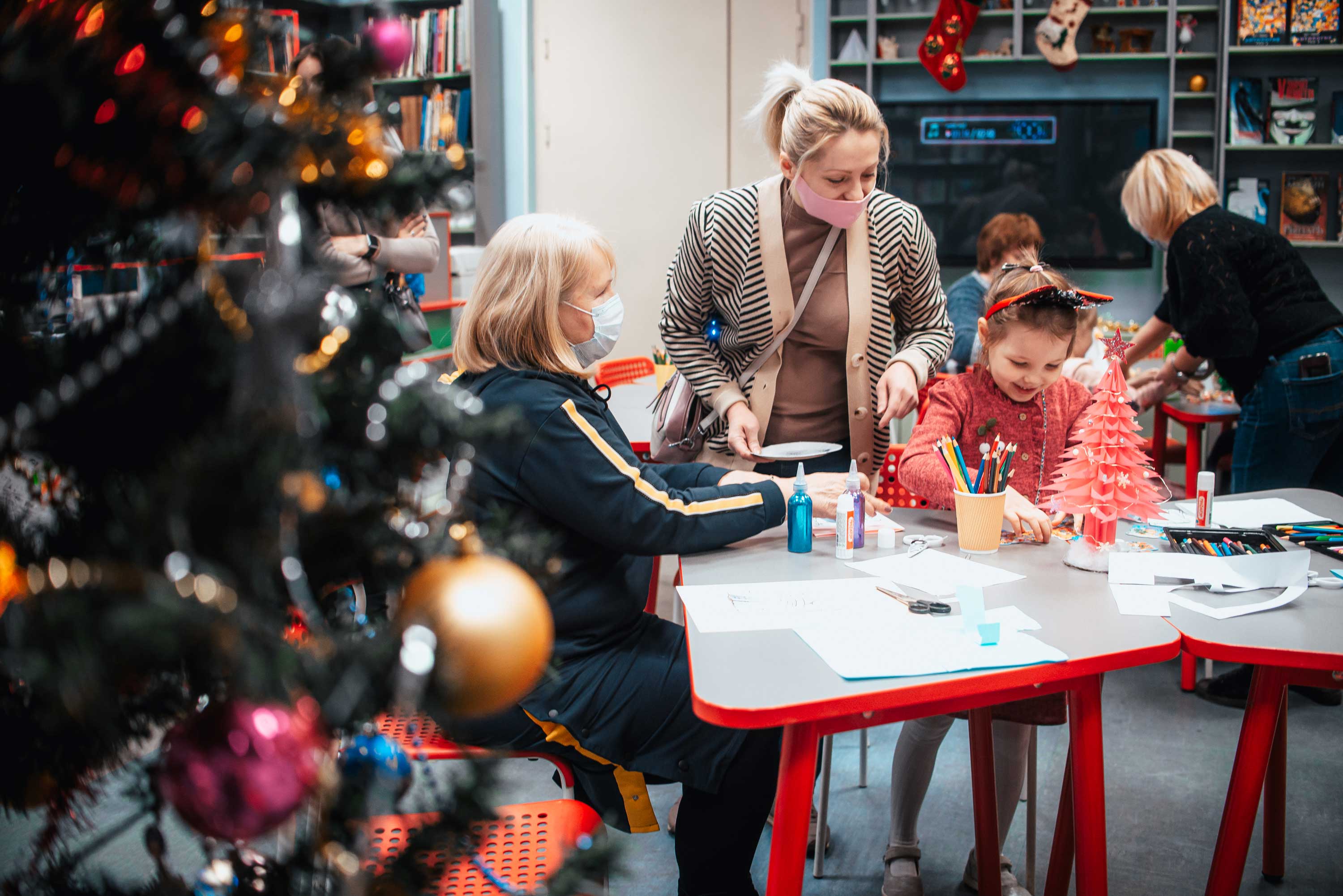 17 декабря в стенах Центральной районной детской библиотеки (Большой пр. ПС, д.) состоялся новогодний праздник, который организовал для юных зрителей Муниципальное образование Аптекарский остров.