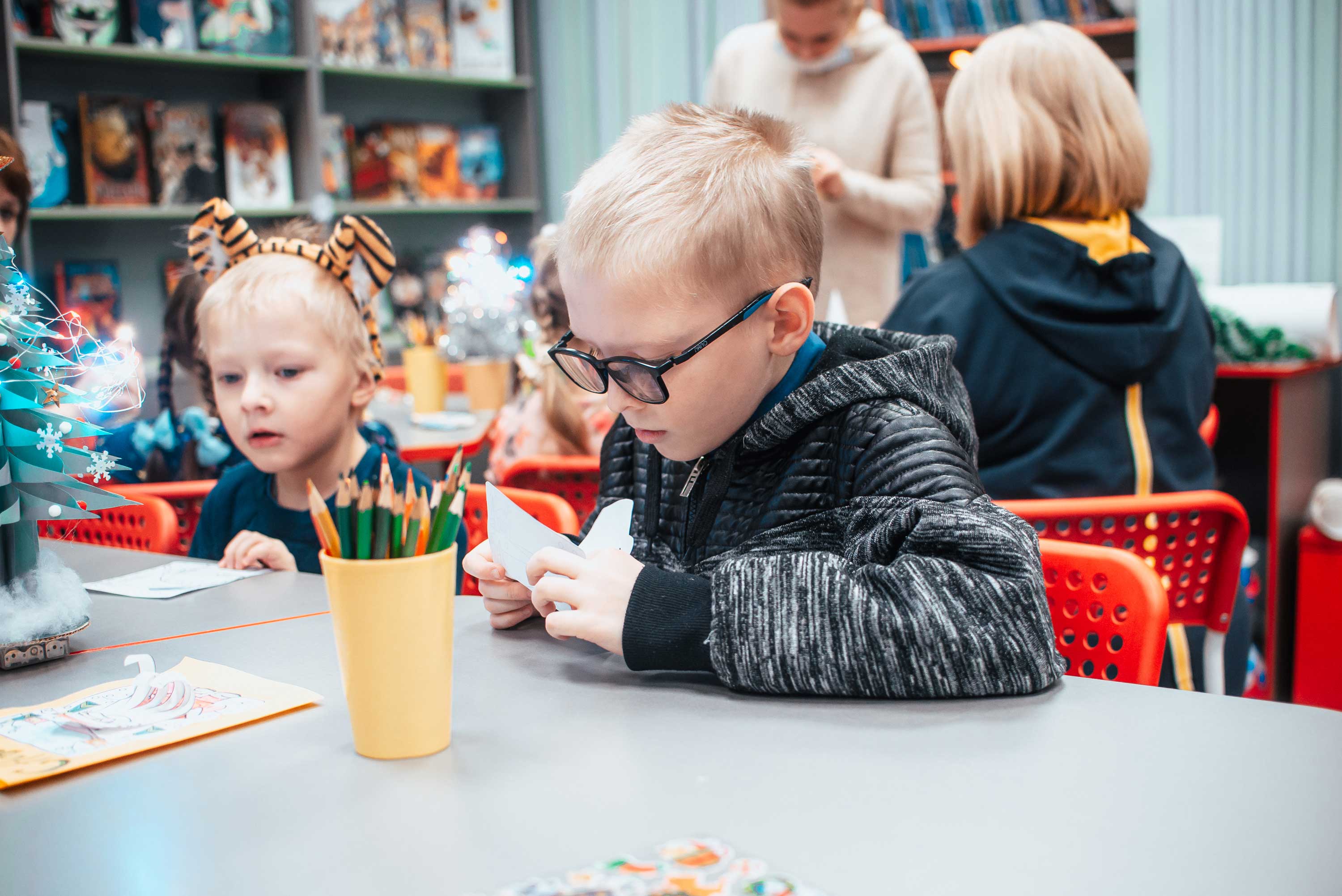 17 декабря в стенах Центральной районной детской библиотеки (Большой пр. ПС, д.) состоялся новогодний праздник, который организовал для юных зрителей Муниципальное образование Аптекарский остров.