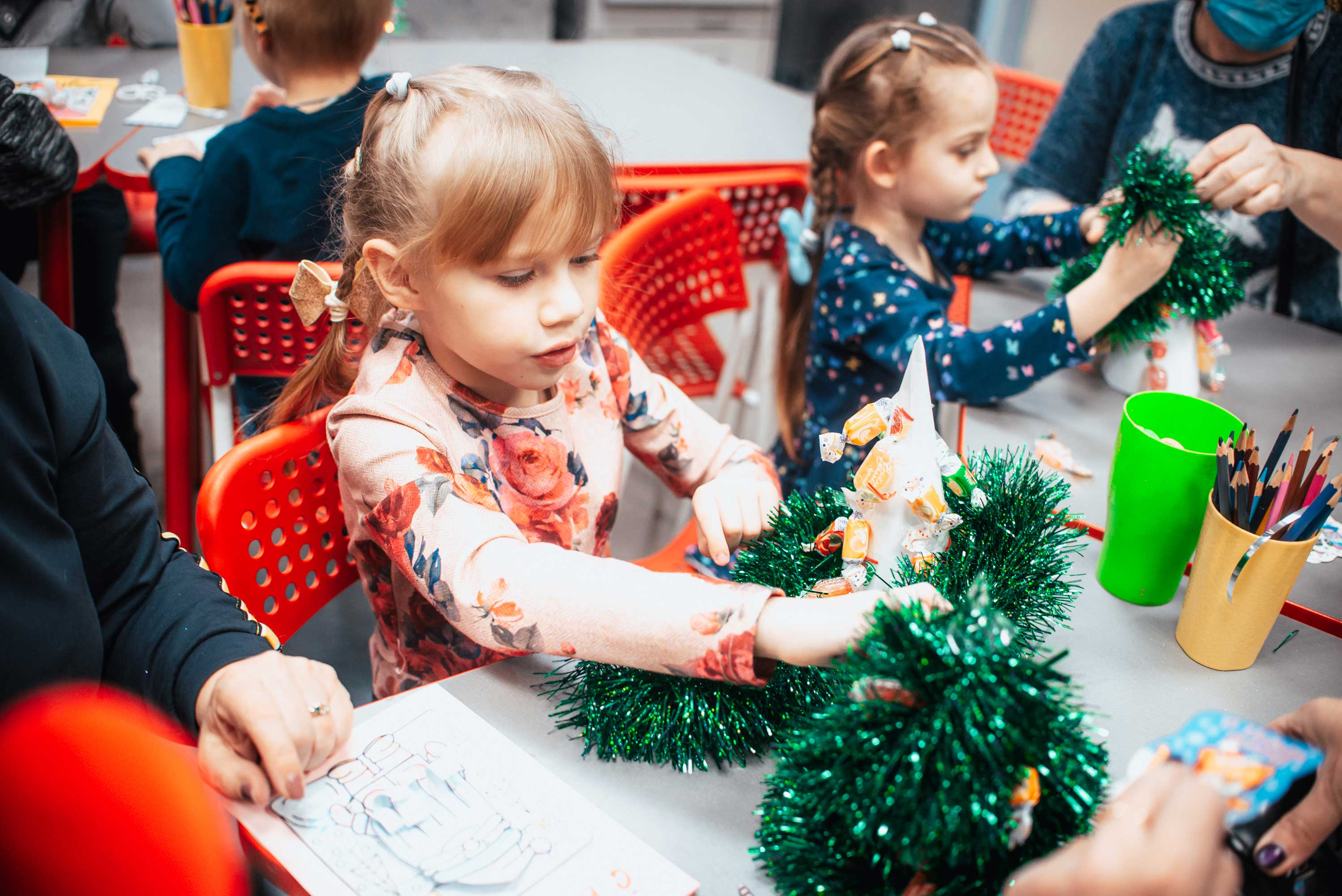 17 декабря в стенах Центральной районной детской библиотеки (Большой пр. ПС, д.) состоялся новогодний праздник, который организовал для юных зрителей Муниципальное образование Аптекарский остров.