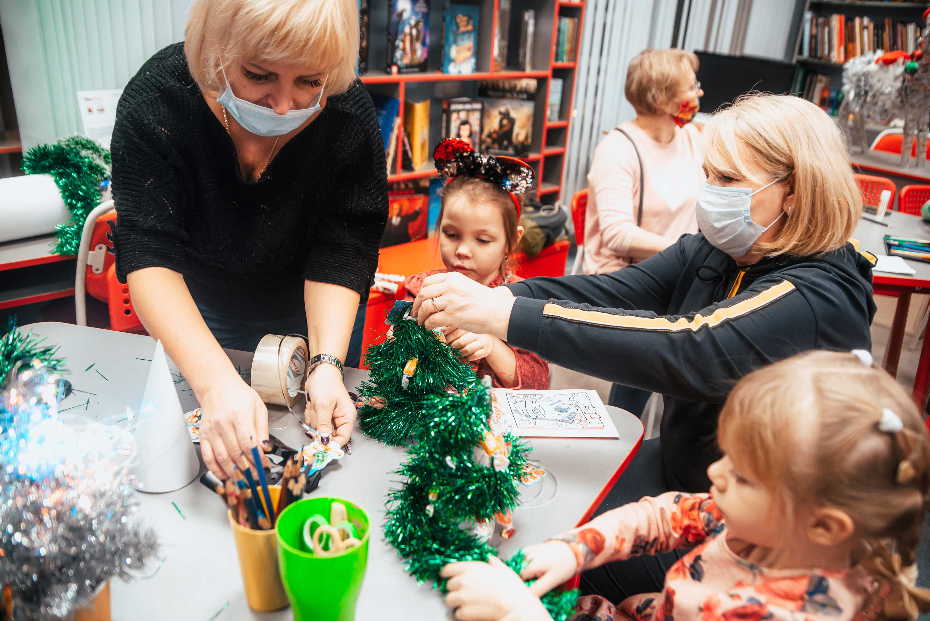 17 декабря в стенах Центральной районной детской библиотеки (Большой пр. ПС, д.) состоялся новогодний праздник, который организовал для юных зрителей Муниципальное образование Аптекарский остров.