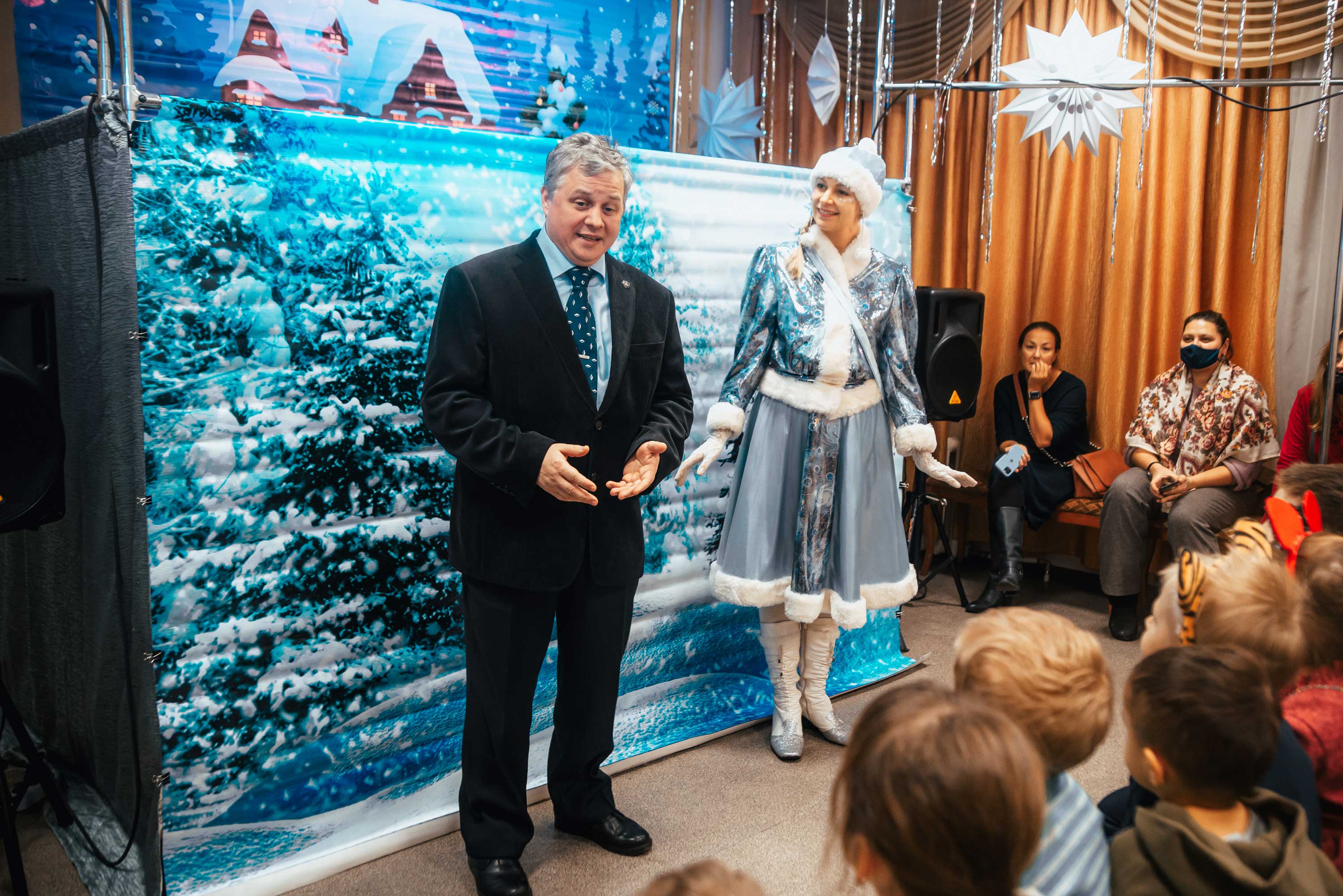 17 декабря в стенах Центральной районной детской библиотеки (Большой пр. ПС, д.) состоялся новогодний праздник, который организовал для юных зрителей Муниципальное образование Аптекарский остров.