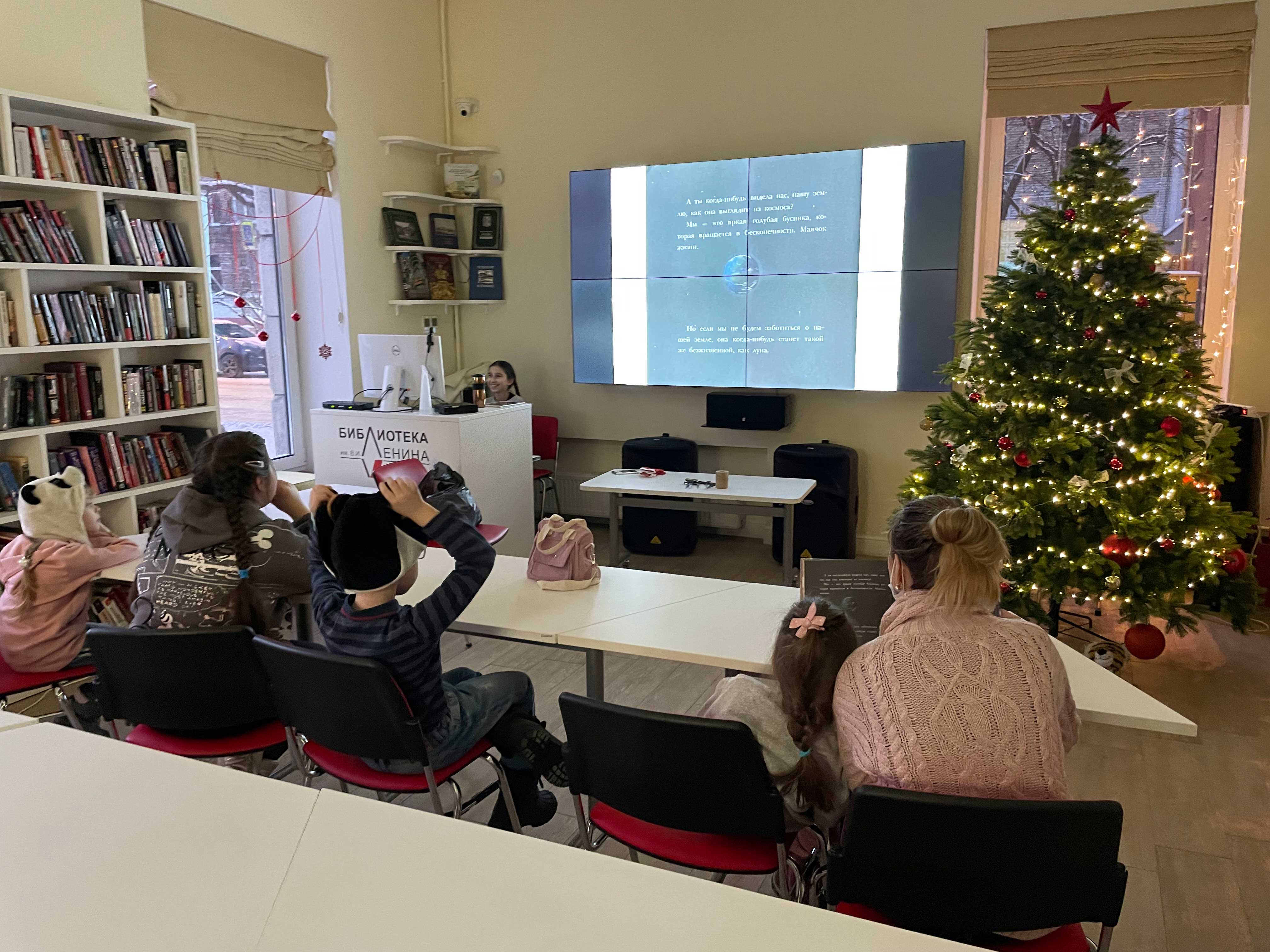 27 декабря в библиотеке Ленина прошло одноименное занятие по книге «Новый год с дедушкой» Майкла Морпурго (иллюстратор Джим Филд).