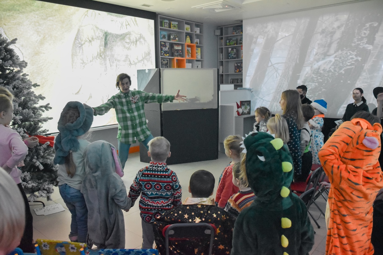 В декабрьские субботы в Библиотеке книжных героев (ул.Ленина, д.20) было весело и радостно, потому что в библиотеке проходили семейные новогодние праздники по мотивам книги Ульфа Старка «Рождество в лесу»