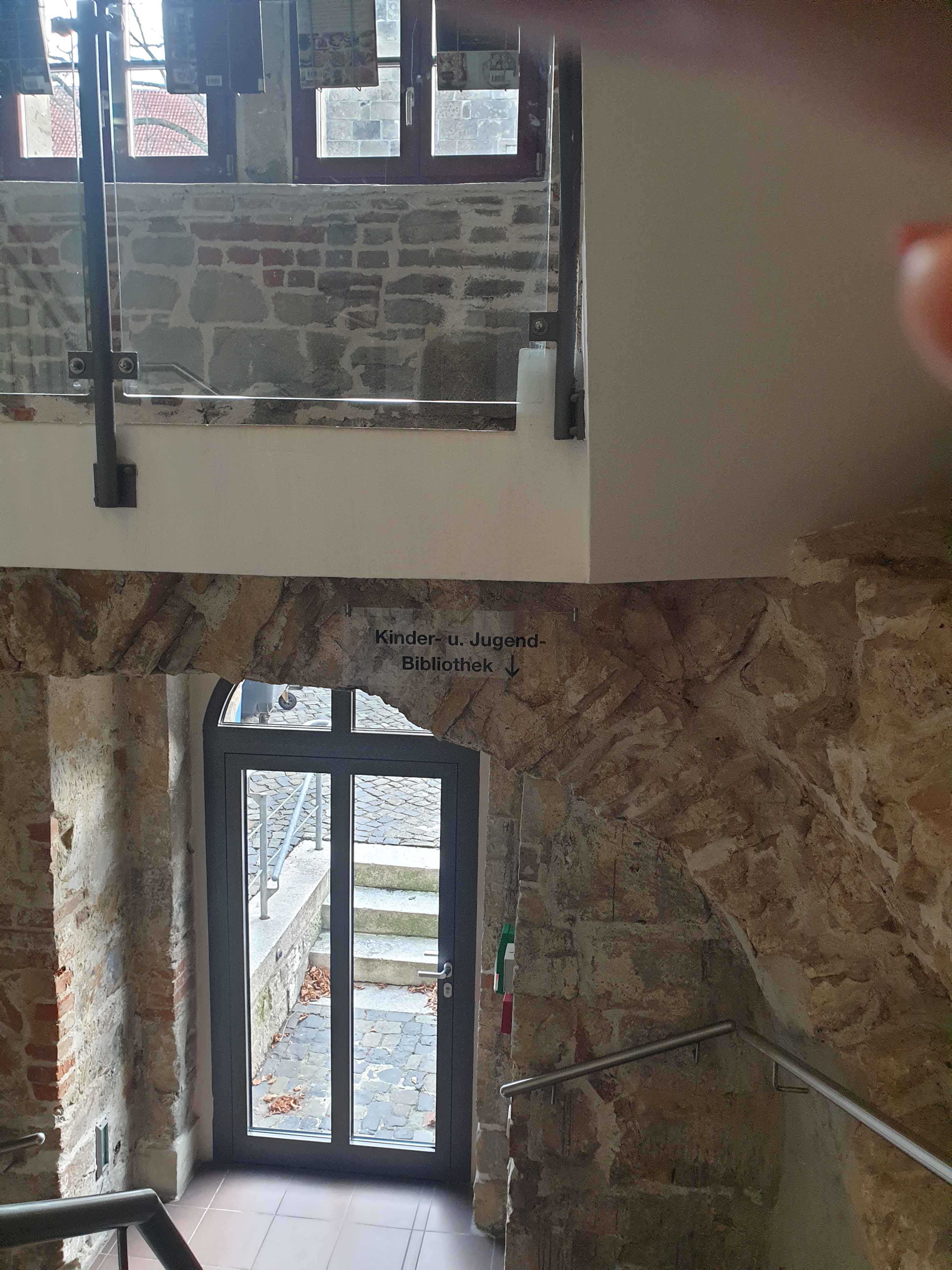 Спуск в подвал