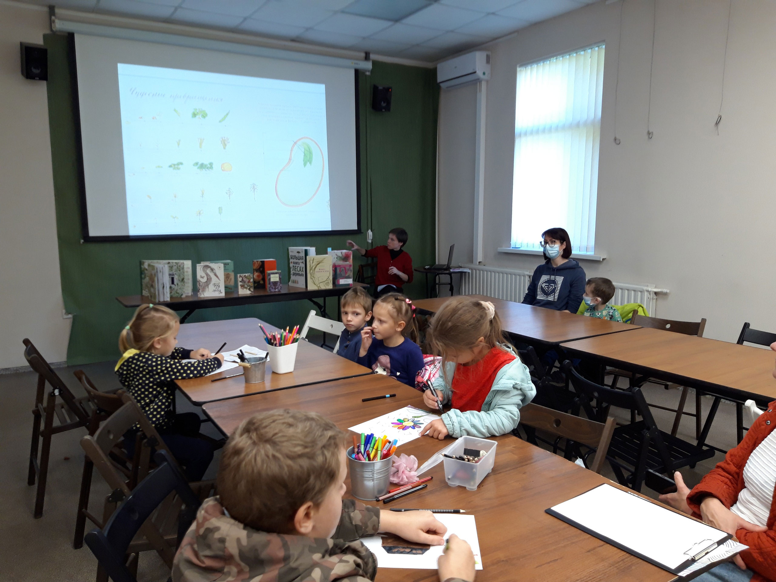 Где, как не в Ботаническом саду, делать самые яркие осенние фотографии в листьях ? 10-11 октября, в самый разгар золотой осени, в Ботаническом саду Петра Великого прошел Фестиваль клена – традиционный ежегодный праздник