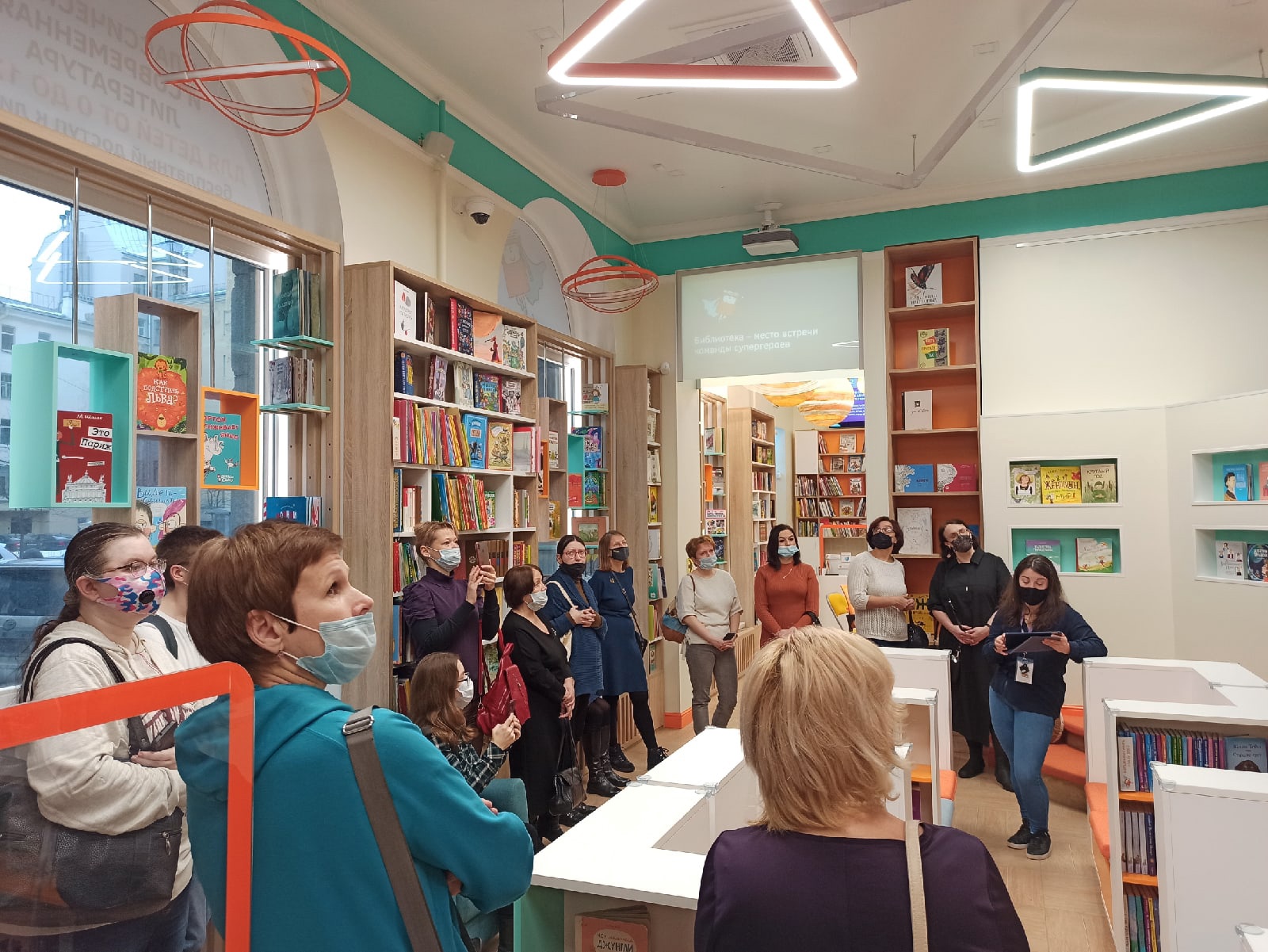 15 февраля Библиотеку книжных героев (ул. Ленина, 20) посетили библиотечные специалисты Невского района.